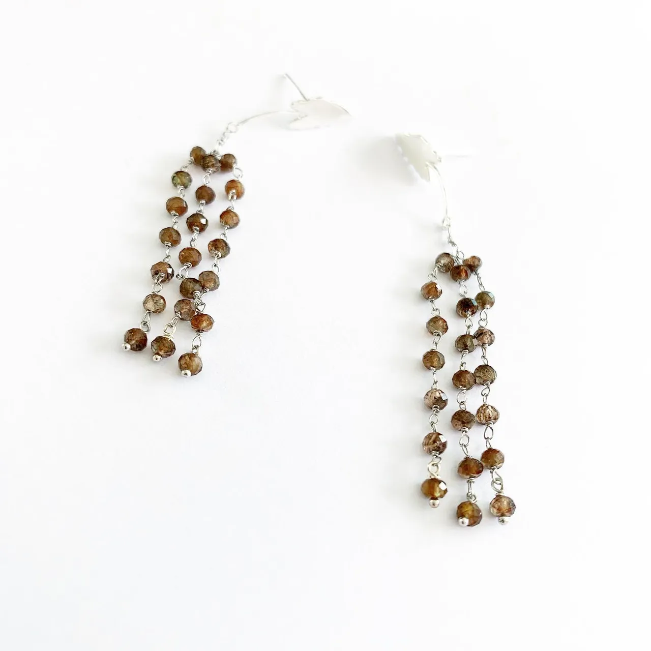 Saule pleureur brown alocasia
브라운 버드나무 알로카시아 
Earrings 
Andalusite 
안달루사이트 스톤 
Silver + 18k white gold plated 
I
o
h
c
o
Ë
s
n
i
m
#earrings #lapislazuli #saulpleureur #brown #maron #andalusite #jewelry #brownjewelry #라피스라줄리 #샹들리에 #chandelier #청금석 #디자이너 #안달루사이트 #alocasia #iohcoesnim_andalusite