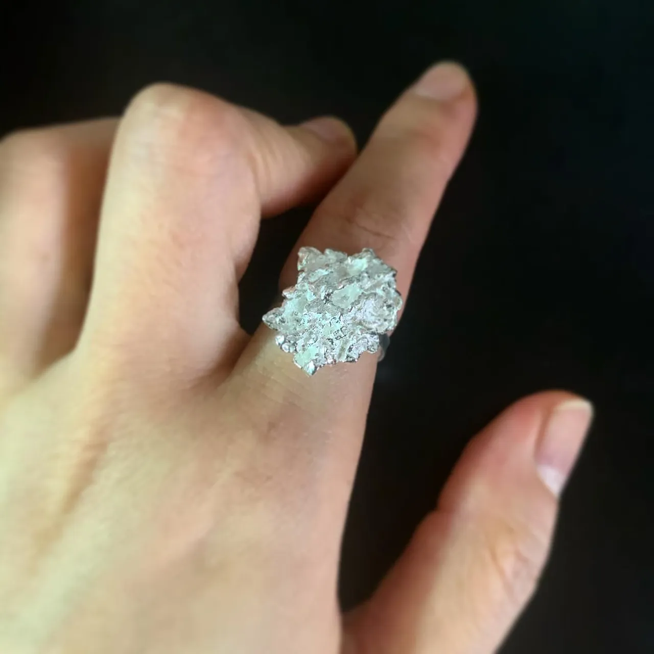 I’m from terra 
I
o
h
c
o
Ë
s
i
m
#silver #ring @minseobyminseo #pièceunique #bague #argent #argentmassif #핸드메이드주얼리 #오더메이드주얼리 #금속공예 #금속공예가 #디자이너주얼리 #망원동편집샵 #편집샵 #서교동 #합정동 #합정카페 #갤러리 #주얼리선물 #핸드메이드