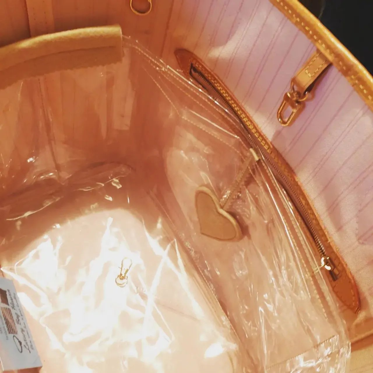 Here are 10 Neverfull ideas for you. If you own it, you will know it deserves all the bells and whistles. No wonder it's so popular here in Luxurybagheaven.com #neverfull #neverfullmm #neverfullgm #luxurybagheaven #lvneverfullmm #lvneverfull #lvneverfullgm #lvneverfullpm #lvbag #lvbandeau #lvconfidentialbandeau #bagorganizer #bagorganiser #baginsert #madeinscotland #madetoorder