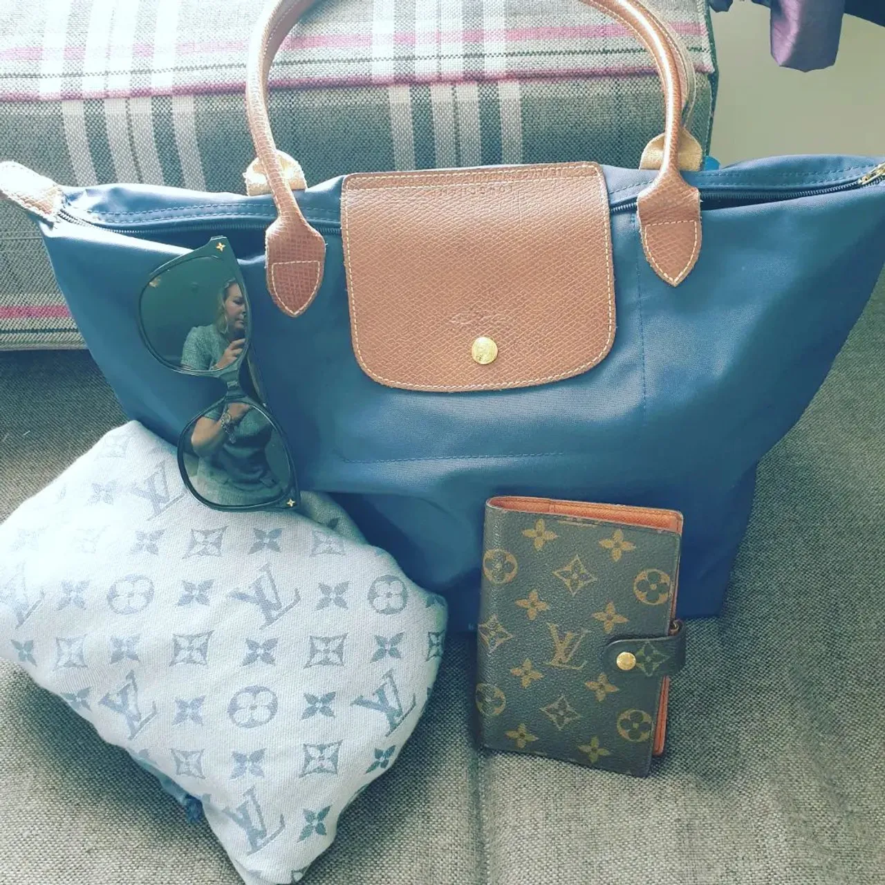 Bag and accessories spam while getting ready for our day @wimbledon .  I started playing tennis and collecting LV in similar times and although my body is getting older, my collection is here to accommodate long term use. I might not be able to play in my old age, but I can stick my sunnies and shawl on. Sit and watch my girl playing. Anyone attending Wimbledon, use suncream! Go 🇬🇧 #wimb #wimbledon #wimbeldon2022 #tennis #tennislife #bagorganizer #longchamplepliage #louisvuitton #longchamplepliageclub #lvagendapm #lvshawl #monogram #luxurybagheaven #lvsunglasses #lvmonmonogram