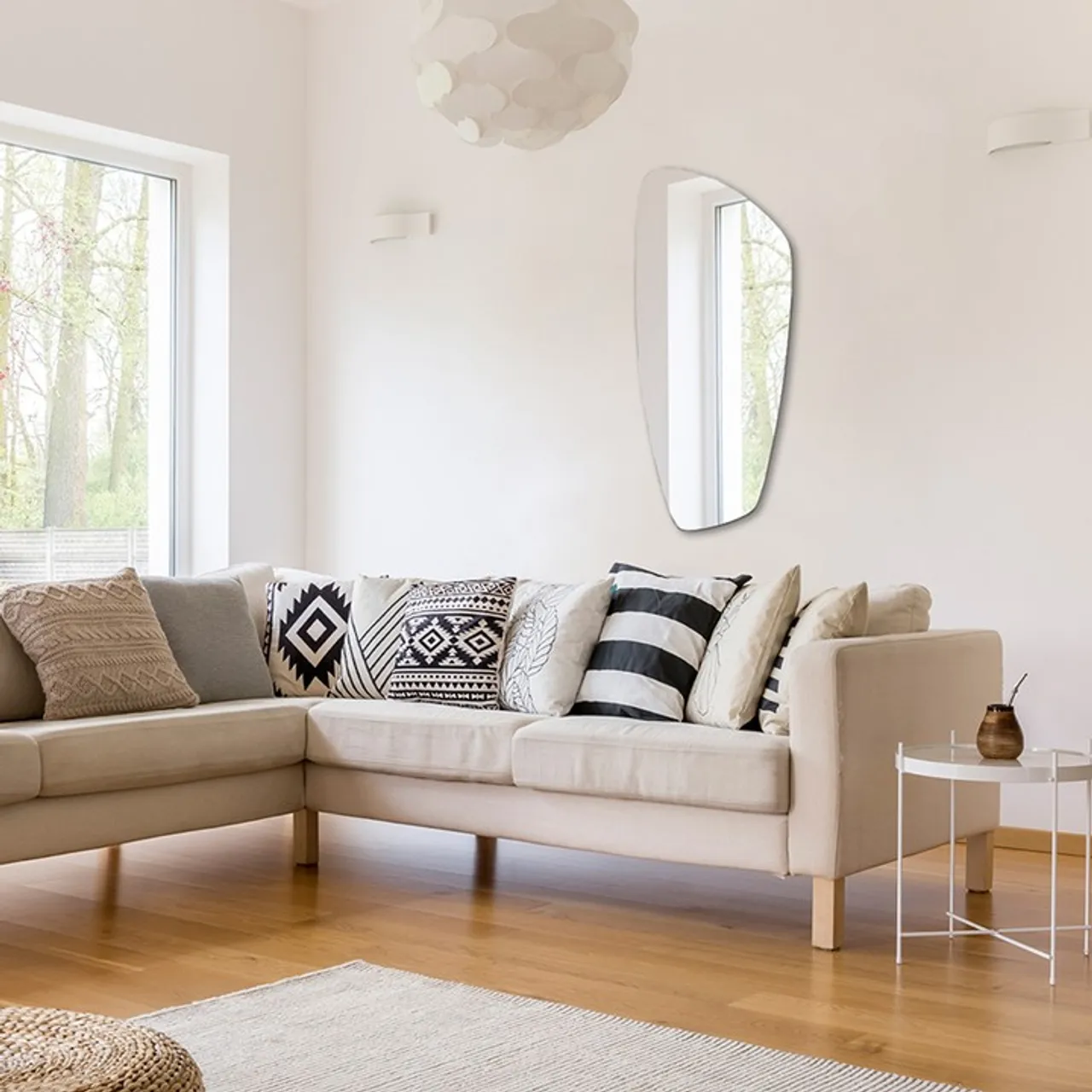 Noch ein schöner Spiegel in unserem Sortiment einfach hereinschauen und bewundern! Ein neuer asymmetrischer Spiegel in unserem Sortiment in der Größe: 50 x 90 cm. Verto ist ein schöner und organischer Spiegel, der auf natürliche Weise mit den Formen spielt, wobei der Spiegel seine eigene einzigartige Form erreicht. Die organischen Formen wirken besonders modern durch die Ruhe, die das Design ausstrahlt. Neben den ästhetischen Vorteilen, die der Spiegel dem Innenraum bringt, tragen die funktionalen Eigenschaften dazu bei, ein größeres Raumgefühl und natürliches Licht zu schaffen. Das multifunktionale Design ermöglicht es, den Spiegel an beiden Gelenken aufzuhängen.

#spiegel24 #unserzuhause #eigenheim #solebenwir #villa #hausbau #inspiration #bad #badezimmer #waschtisch #badewanne #freistehendebadewanne #lichtgestaltung #einrichtungsideen #badezimmerinspo #badinspo #bathroom #bathroomgoals #bathroomdesign #decoration #interiordesign #modernliving #like duravit zencha #interior #interiorlover #whitehome #homedesign #spiegelshop24