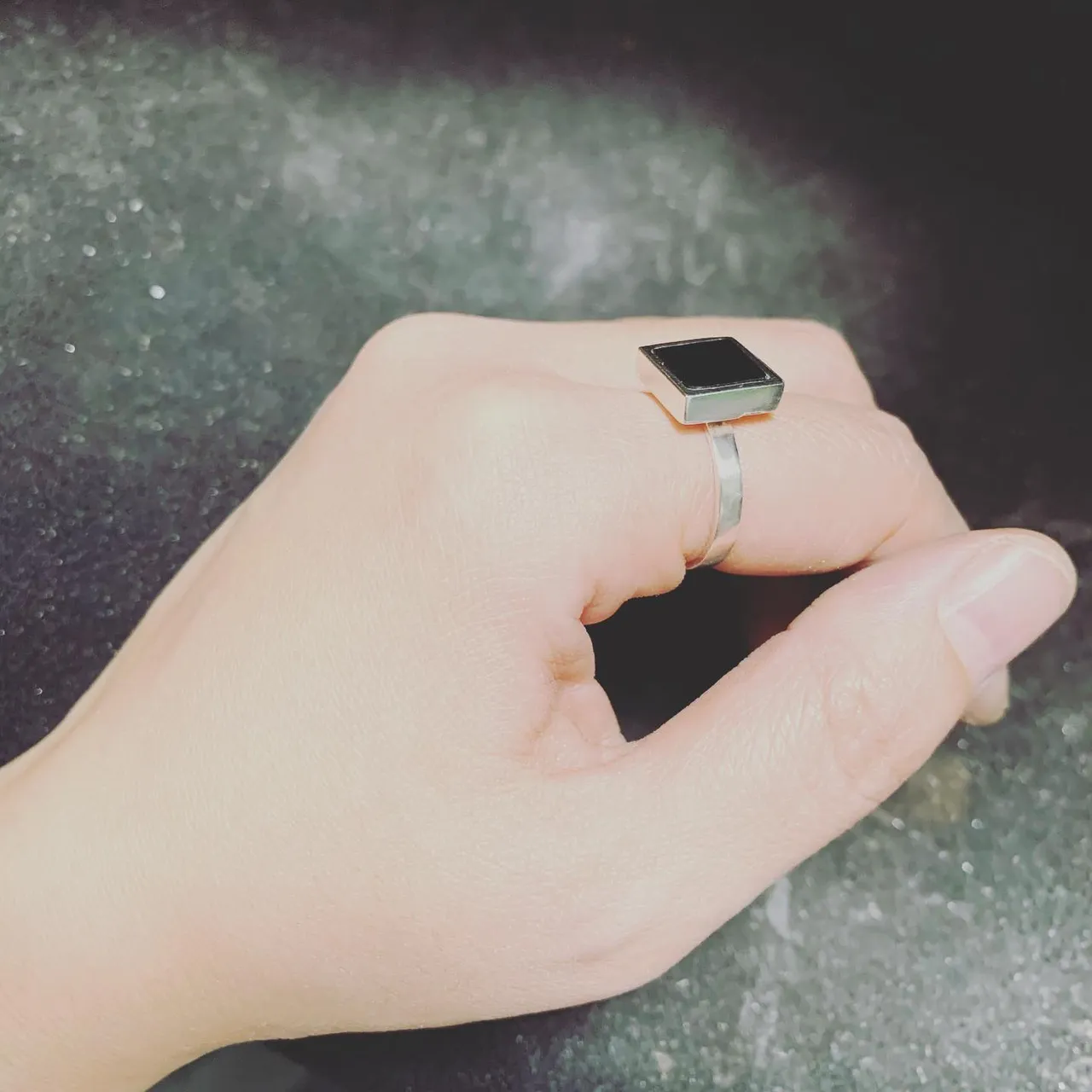 Black onyx 
Bague 
Ring 
Argwnt massif 
Silver 
I
o
h
c
o
Ë
s
n
i
m
#onyx #carré #argent #silver #black #noir #bague #ring #반지 #指輪 #핸드메이드주얼리 #오더메이드주얼리 #금속공예 #금속공예가 #디자이너주얼리  #갤러리 #주얼리선물 #핸드메이드 #천연석주얼리 #오닉스 #블랙오닉스 #블랙스톤