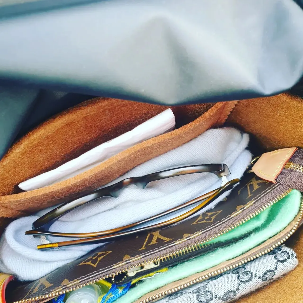 Longchamp travels from end to start (keep swiping). Fits plenty, very light, easy to wear with one issue so far...the zipper. Yes that curve of the corner, how do you get over it?? It keeps getting stuck 🤣 maybe I'm just lazy and fussy. Bag Organiser on the website Longchamp shop www.luxurybagheaven.com 
I recommend the sturdy felt for support and structure #longchamplepliage #longchamplepliageclub #longchamp #longchamplepliageneo #longchamplepliagebackpack #longchampbag #longchampbackpackneo #bagorganizer #bagorganiser #luxurybagheaven