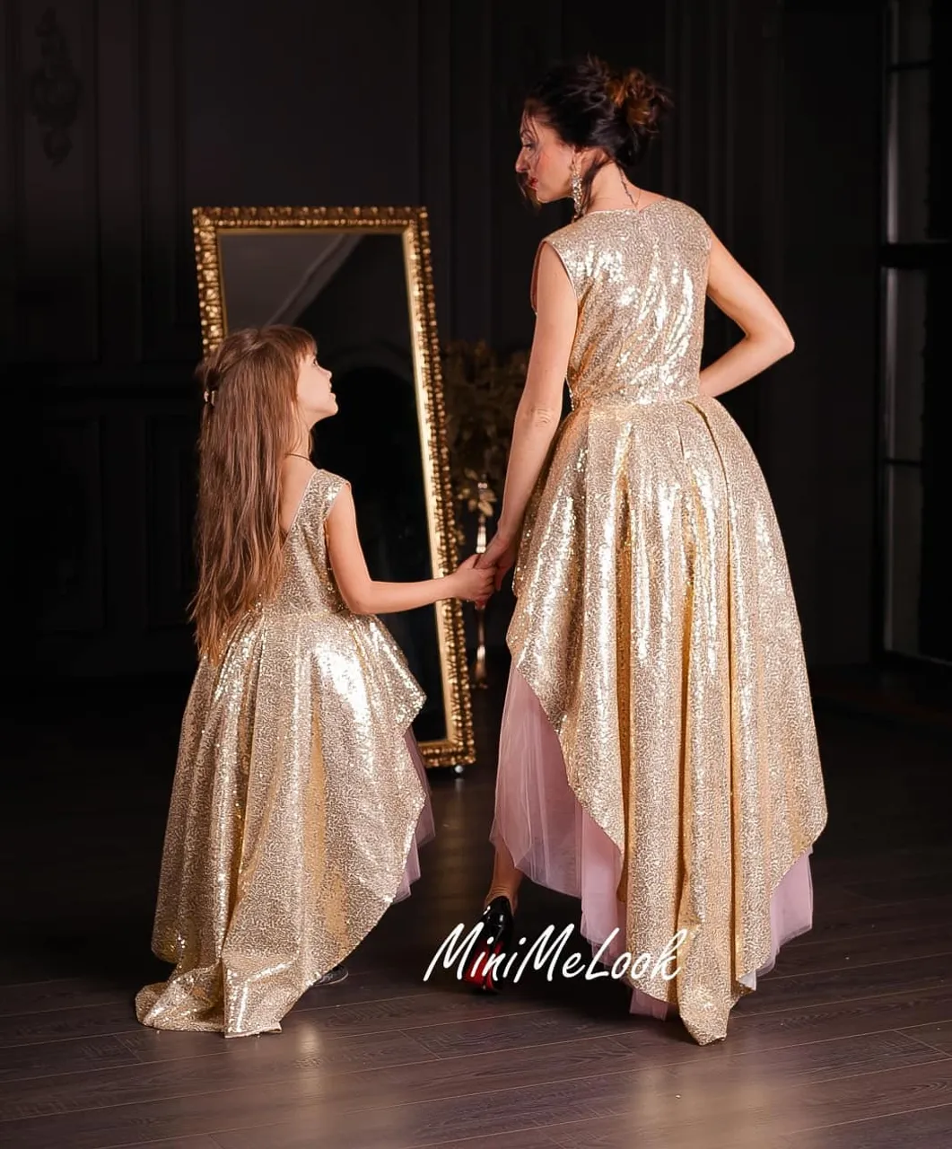 Mirdzošās un greznas kleitas👑❤ no zelta fliteriem un pūderrozā tilla
Komplekta cena no 230 eur ⠀
Piedāvājam gan individuālās šūšanas pakalpojumus, gan iespēju izvēlēties savu sapņa kleitu no gataviem modeļiem ⠀
🌟 Plaša tilla, mežģīņu un audumu krāsu izvēle. Var arī kombinēt krāsas⠀
⭐ Kleitas garumu/dizainu var mainīt⠀
⭐Kleitas tiek šūtas pēc jūsu individuāliem mēriem vai jebkura standarta izmērā no 74cm līdz 147cm un XS - XXL izmēros⠀
⭐Lai pasūtītu rakstiet PM vai Viber/Whatsapp 28895815. Pielaikot un redzēt gatavas kleitas var Valdemāra 118 (iepriekš vienojoties par tikšanās laiku) #ballišukleitas #mammameita #vienādaskleitas #платьямамадочкарига #платьямамадочкалатвия #нарядныеплатьярига #нарядныеплатьялатвия #mežģīņukleita #svinīgakleita #bērnukleita #kleitapasškumam #нарядноеплатьедлядевочки #детскоенарядноеплатье #ziemassvētkutērpi #jaungadaballe #ziemassvētkufotosesija