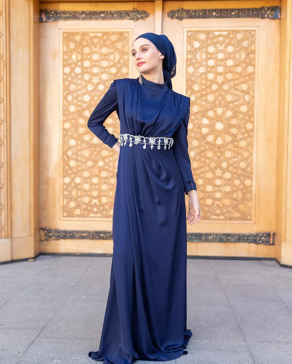 Arabic Abiye💕
Savarovski taş detaylı beli,akıcı ipek satenden kumaşıyla gözalıcı bir zarafet vaadeden abiyemiz ahunare online ve mağazada
2 renk seçeneği ve detay güzellikleri kaydırmalıda💕
#tesetturabiye #weddingdress #muslimweddingdress