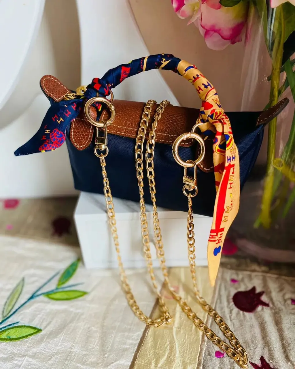 Super excited to use this pouch today. LUXURYBAGHEAVEN.COM now offering a DAMAGE FREE conversion kit for the Longchamp pouch with handle.
Your kit will include:
-Conversion rings
-Scarf
-Base shaper 
-Chain
💥
The cute yet roomy size offers easy access and more capacity due to the opening and material used.
Make sure you let this pouch shine with an easy 2 minutes application of this kit
✌
#longchamplepliage #longchamp #longchamplepliageneo #longchamplepliagebackpack #longchampbag #conversionkit #longchamppouch #pouchwithhandle #longchamppenelope #luxurybagheaven #madeinuk