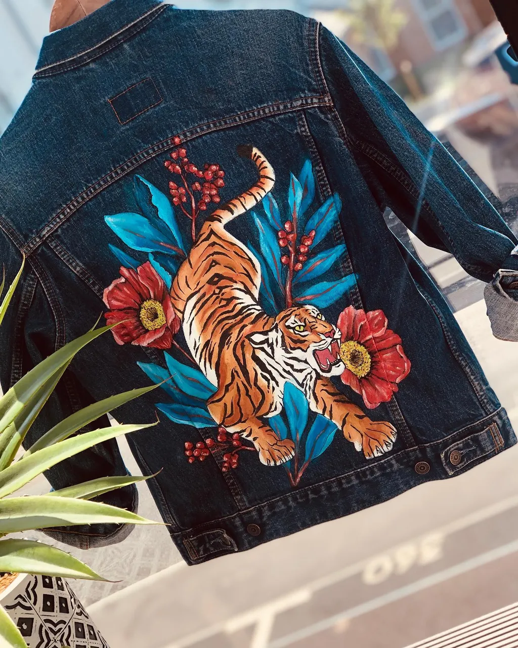 “T I G E R”
.
.
Custom piece, over size Levi’s women’s jean jacket..
On SALE now: link in bio🐯
#custommadejacket #handpainted 
#tigerart #levis #custommade #womensjeanjacket