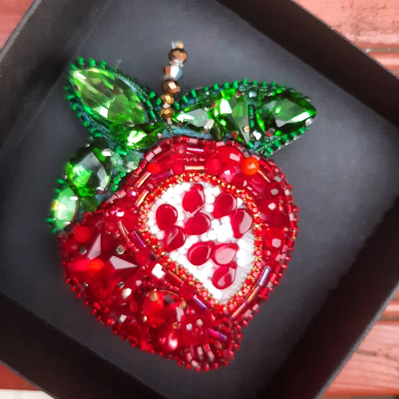 Супер вкусный и спелый гранат. 
Ярко красная брошь вышитая кристаллами, бусинами разных форм и размеров.
 Размер 5×6.
На магнитной застежке.
Готова украсить любой летний образ.
Станет прекрасным подарком вашим родным и близким, коллегам.
В наличии.
550грн.
В подарок.
Доставка бесплатная.
#купитьброшьизбисера #купитьброшьукраина #купитьброшь #купитьброшьвподарок #купитьброшьспайеток #куппитьброшьсвоимируками #купитьвышитуюброшь #купитьброшьхендмейд #buyhandmadebrooch #buybeadedbrooch #buybrooch 
#брошьвышивка #брошьбисер
🇺🇦🇺🇦🇺🇦Для заказа по Украине 
https://shafa.ua/member/olgashulgina20
И https://shulginaolga2.crafta.ua/
🌏🌏🌏🌎🌎🌎🌍🌍🌍🌍🌍🌍Доставка в другие страны 
https://www.etsy.com/shop/DigiUniquePrintBox?ref=seller-platform-mcnav