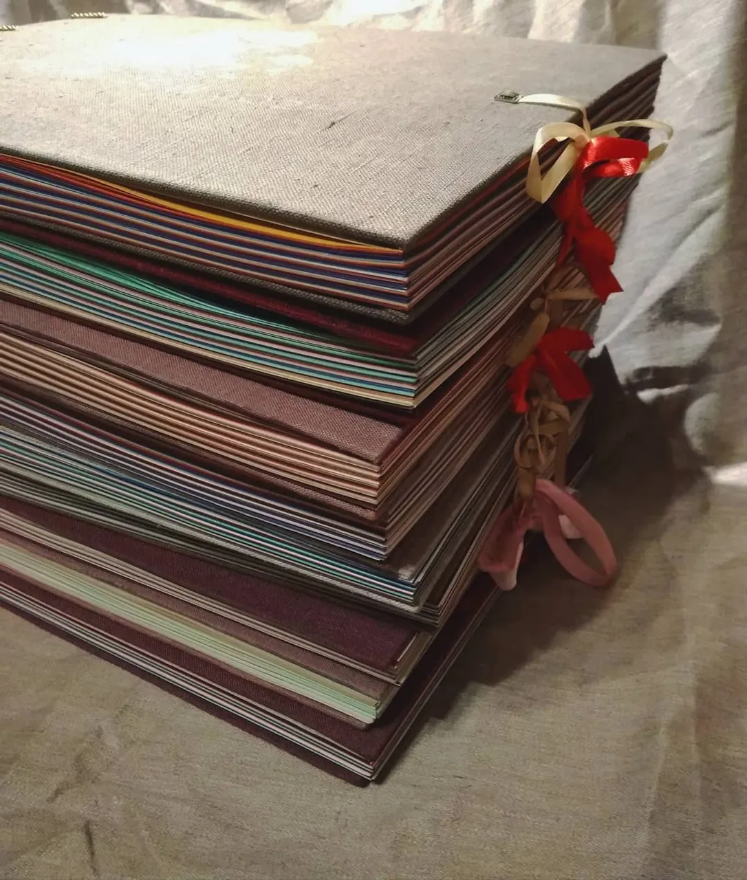 Выпускные альбомы для воспитанников частного детского садика. Полностью ручная работа: каллиграфические подписи под фото, тематические картинки и набивки, самодельные обложки.
#выпускныеальбомы #выпускныеальбомыдлядетскогосада #хендмэйд #ручнаяработа #мастерская #workshop #handnade