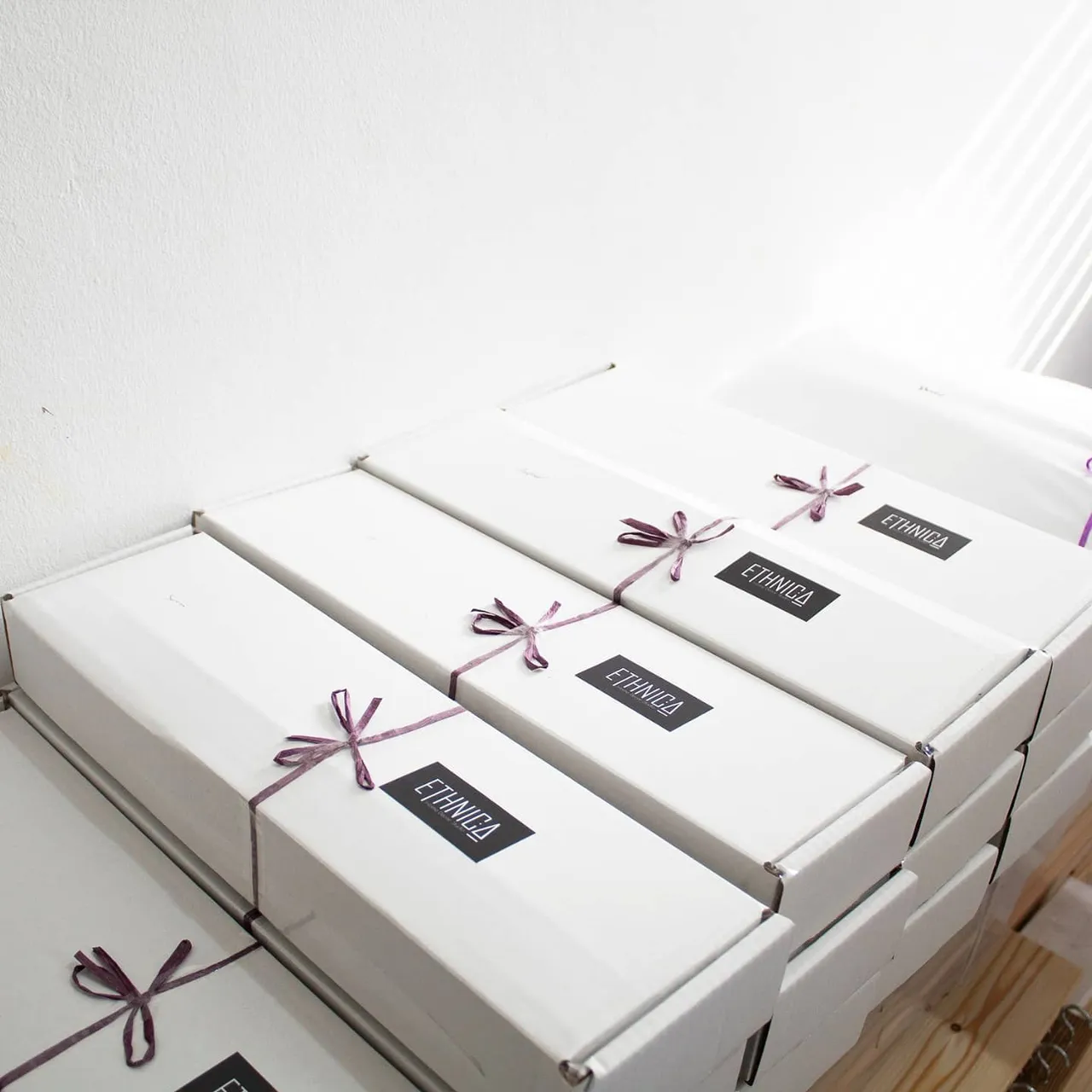 Packed and ready to SHIP 🎁
.
.
.
.
.
.
.
.
.
.
.
.
#packagingallshop #packagingdesign 
#giftwrap 
#giftideas 
#homedecorgifts 
#studioflow
#handmadeworkshop 
#workspacestyling 
#giftideasformom 
#studiopackshot 
#giftsforthehome