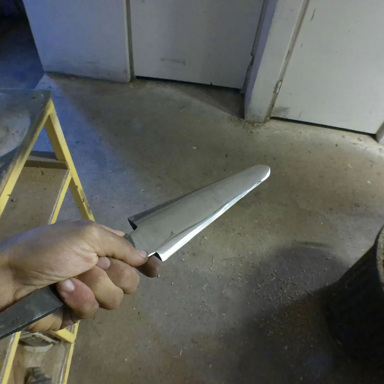 les couteaux c'est trop petit .. j'me met aux épées ! (non j'ai rien à compenser ! xD) l'une est une commande l'autre est pour mon atelier :) sur les deux il y aura gravé "que la lumière soit" en l'honneur du Discernement, outil de l'esprit qui nous permet d'y voir clair, souvent représenté par une épée dans les œuvres qui en parlent (d'où l'objet)

#artisanat #artisanatdart #artisanatdartfrancais #artisanatfrancais #knife #forge #swordmaking #sword #discernementspirituel #discernement #spiritualité #esotérisme