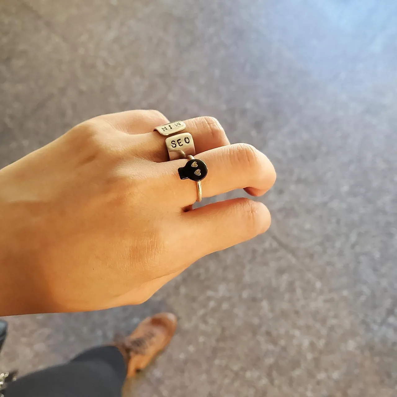 곧할로윈이라. 
Tête de la morte ☠️ 
라인업 중. 
I
o
h
c
o
Ë
s
n
i
m
#tetedemorte #haloween #haloweenjewelry #minimaldesign #silversmith #handmad #handmadjewelry #bijoux #joaillerie #argent #argentmassif #artisan #surmesure #madetoorder @minseobyminseo