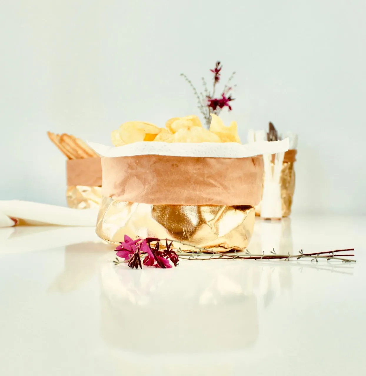 Aunque son las más desconocidas, también son las más elegantes. #aiireco #cestasdoradas #cestadorada #cestaspersonalizadas #cestascocina #cestanavidad #cestasnavideñas #cestasdecorativas #papelkraft #ecobags #ecofriendly #cubremacetas #cubremaceta