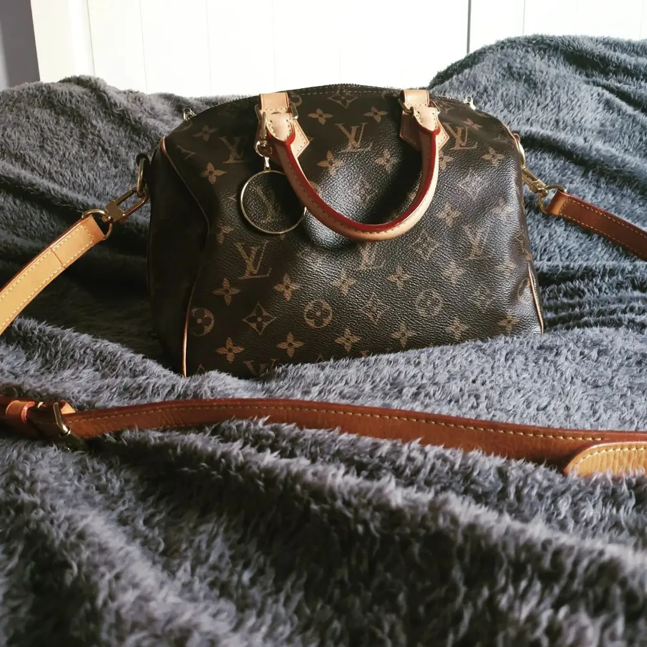 Last weekend before Christmas, using my new to me #speedybandouliere25 
Making the best of family time.
I have opted for a Basics insert, hot pink felt and no pockets. It still gives great support and makes the bag less dark. 
I also made a repurposed canvas medallion for it.
All available on
www.luxurybagheaven.com 
Classic bag with a twist of the added strap
#speedy20 #luxurybagheaven #speedy30 #speedy25 #lvspeedy25 #lvspeedy #lvspeedy25b #speedyb #repurpose #monogram #bagorganizer #bagorganiser #baginsert #madeinscotland #madeinuk