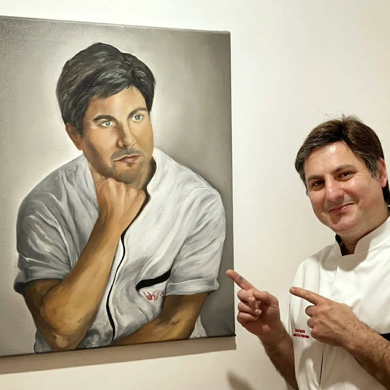 🖌 La obra, la artista y el modelo. 
🙏 He tenido el placer de retratar a este gran osteópata y mejor persona @josetorresosteopata 

Da gusto ver como José invierte en continuar formándose como especialista de la salud, y también como emprendedor. Está transformando su negocio para hacerlo crecer en todos los sentidos. Y en la parte estética ha confiado en mí para aportar mi granito de arena. 

Gracias José por tu elección y por tus manos, que efectivamente, ¡son de artista! 🖐🏻🖐🏻

#portait #portaitpainting #retrato #retratospersonalizados #retratos #oilpaintings #oilpaintingportait #professional #professionalportait #osteopatia #osteopathy #figurativepaintings #figurativeart #bodyandsoul #friends #friendship #clinicadefisioterapia #fisioterapia #bestfisio #retratopersonalizado #artacount #personalizedpaintings #customorder #custompainting #pinturasporencargo #retratospersonalizados #handpainted #paiporta