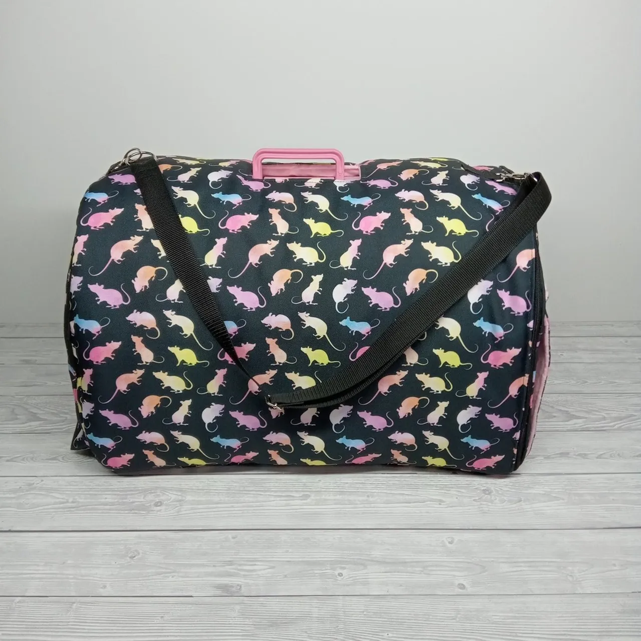 Pokrowiec na transporter - chyba wiadomo dla kogo :)🐀🤩
Transporter cover - I guess you know who it's for :)🐀🤩
#transporterdlazwierząt #ratslove #szczury