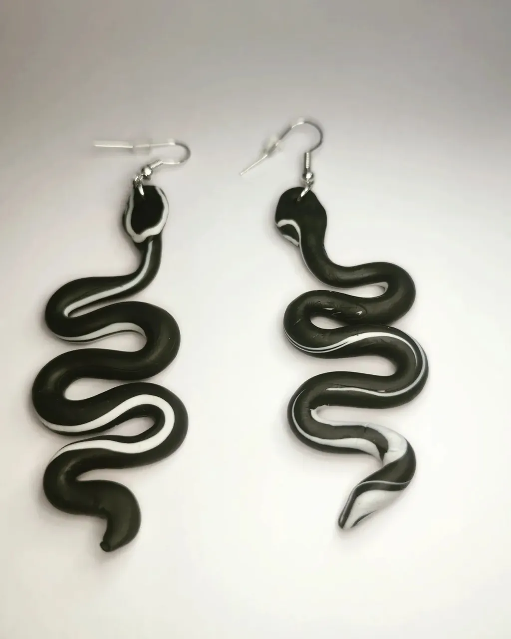 Me paso por aquí para enseñaros alguna novedad: ¡Serpientes! 🐍

...........
I want to show a new snake earrings! 🐍

#artesanal #artesania #pendientesartesanales #earrings #handmadejewelry #handmade #handmadeearrings #snake #snakeearrings #blackandwhite