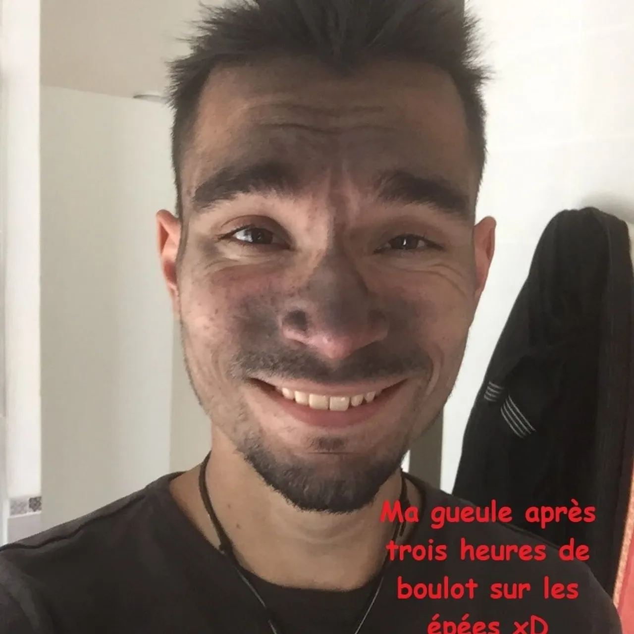 les couteaux c'est trop petit .. j'me met aux épées ! (non j'ai rien à compenser ! xD) l'une est une commande l'autre est pour mon atelier :) sur les deux il y aura gravé "que la lumière soit" en l'honneur du Discernement, outil de l'esprit qui nous permet d'y voir clair, souvent représenté par une épée dans les œuvres qui en parlent (d'où l'objet)

#artisanat #artisanatdart #artisanatdartfrancais #artisanatfrancais #knife #forge #swordmaking #sword #discernementspirituel #discernement #spiritualité #esotérisme