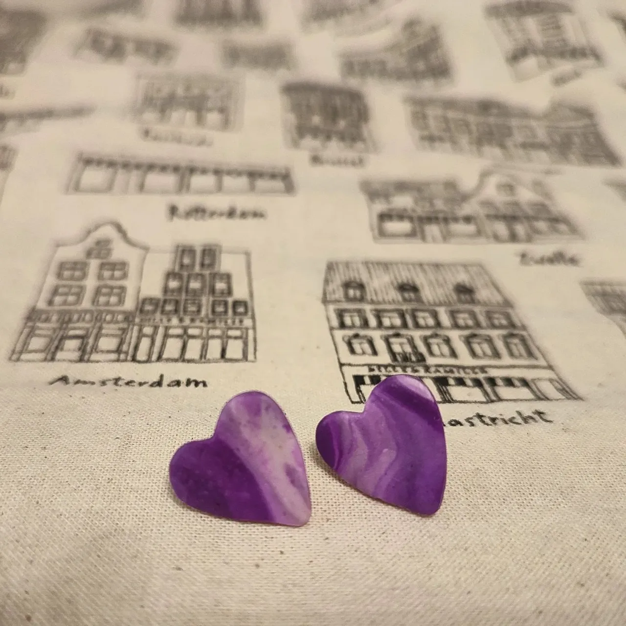 ¡Os traigo un nuevo degradado!
¡Elige tus colores! 💜

#cuore #corazon #handmadejewelry #purple #handmade #handmadeearrings #earrings #pendientes #pendientesartesanales #personalizables #polimerclay #arcillapolimerica #artesania #artesanal