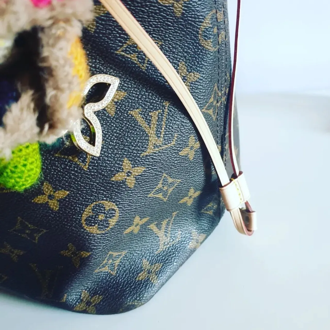 Let's talk about 
Loss of shape? 
When you don't use an insert or shaper pillow, your bag loses shape!

Whether it's canvas or leather, the creases and fold damage it long term. One simple solution-liner/ insert &
Long term - consider a shaper/pillow 

This is my super strong grey felt, but I match all LV Neverfull interiors
(Baby pink, biege, hot pink, cream, black, baby, brown)

Available on
www.luxurybagheaven.com 
Just thought Neverfull mm/gm into the search box 
@momm.ydo vivienne 
#luxurybagheaven #lvneverfullmm #lvneverfull #lvneverfullgm #neverfull #neverfullmm #neverfullgm #bagorganizer #bagorganiser #baginsert #madeinscotland #madeinuk