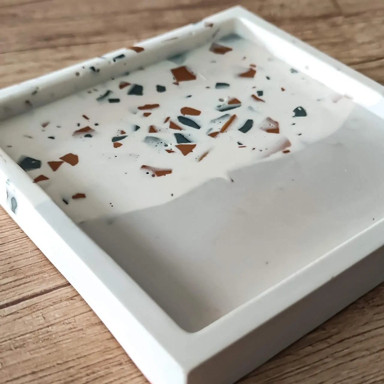 I am loving the neutrals at the moment and this tray is totally stunning, I hope you agree. It's in my etsy shop if you want to grab one now.
⠀
⠀
#etsy #smallbusiness #crafts  #trays #handmade #homeware #homeinspo #interiors #jesmonite  #jesmonitehomeware #terrazzo #terrazzodesign
#terrazzohomeware #trinketdish  #jesmonitedesign #ecofriendlyhome #ecoresin #creativesofinstagram #madebyhand #handmadewithlove
#shopsmallspreadjoy