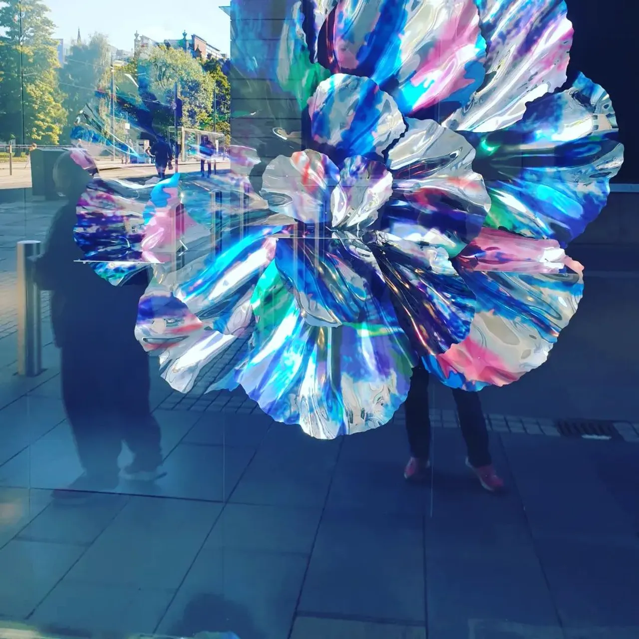 It was a sunny day in Edinburgh and I went to @harveynichols_edinburgh for some bag research. Met a lovely sale associate in Gucci (let me know if you want her numer) and looked and a bag and some silk twilly/bandeau.  Make sure to visit this bea city when you get a chance #edinburghbusiness #edinburgh #gucci #louisvuitton #lvbandeau #lvtwilly #gucciscarf #gg #lv #gucciophidia #scotland #visi #guccibag #lvconfidentialbandeau #lvscarf