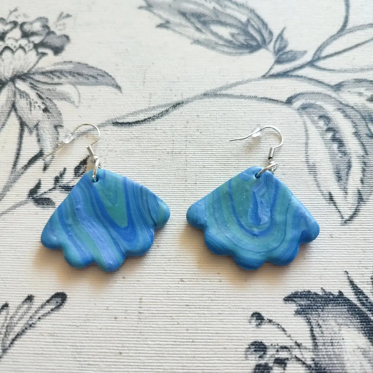 ยกLlegando al finde con novedades! ๐๐
.....
Coming to the weekend with new earrings!๐๐
#etsy #etsyshop #handmadejewelry #handmade #handmadeearrings #earrings #sea #arcillapolimerica #artesania #artesanal #personalizables #pendientesartesanales #pendientes #polimerclay #concha #shell #blue