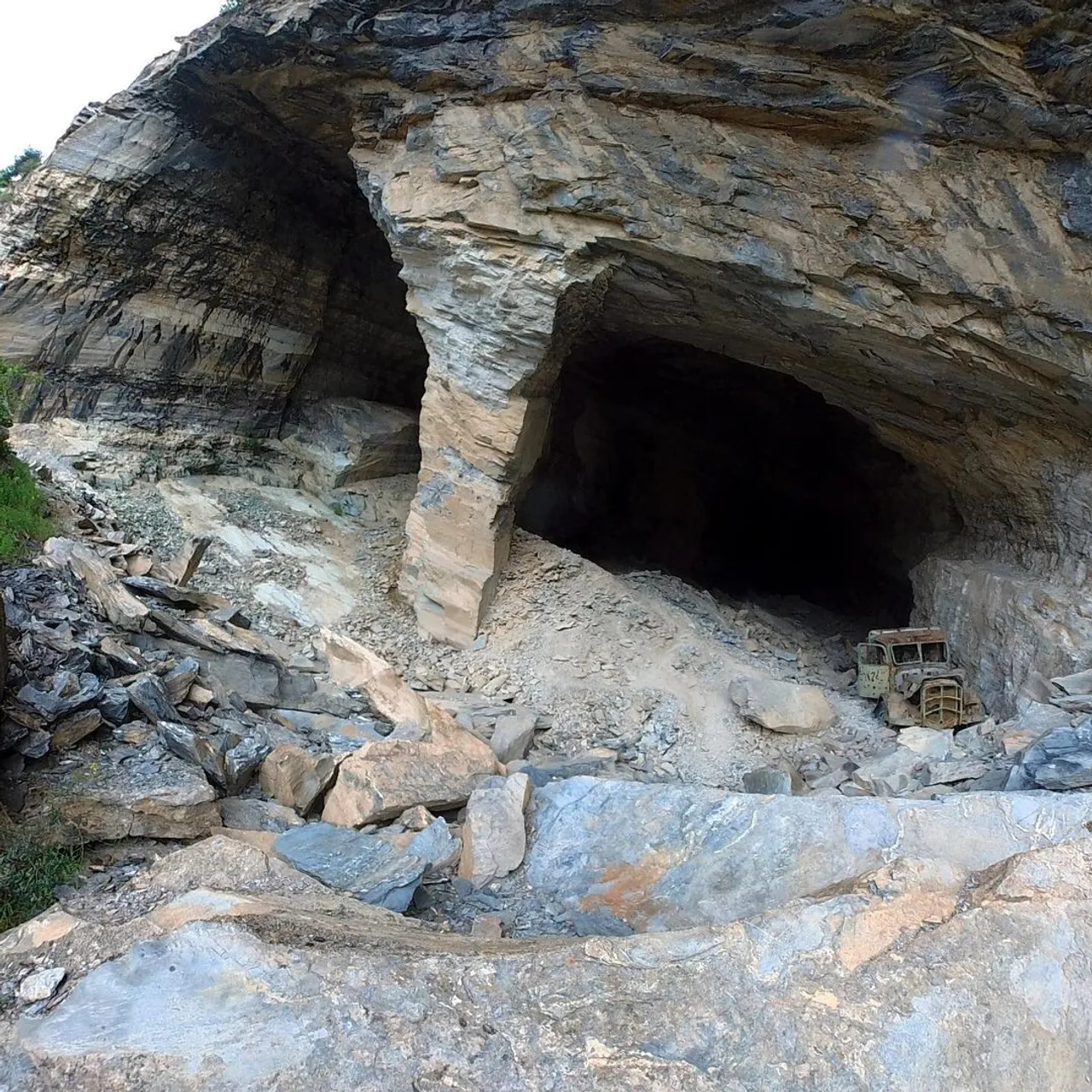 Continuez de faire ce que vous aimez ! Le reste est secondaire #dare2dreambig #mountain #alpessuisses #saillon #carrieredemarbre #marbre #grotte #mineabandoned #mine #speleology