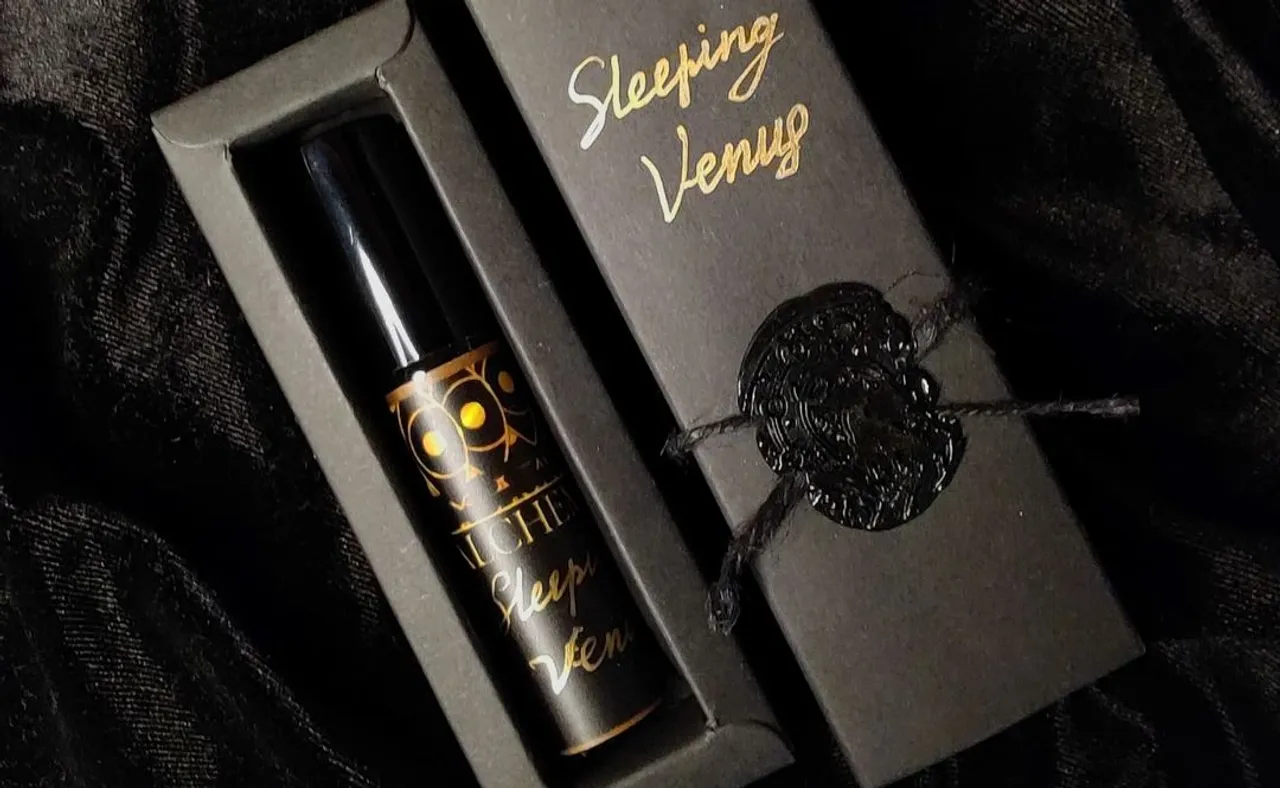 Sleeping Venus
https://www.etsy.com/listing/1233140860/spray-perfume-oil-sleeping-venus

#etsy #artisanperfume #handmadeperfume #alchemyst #venus #perfumeoil