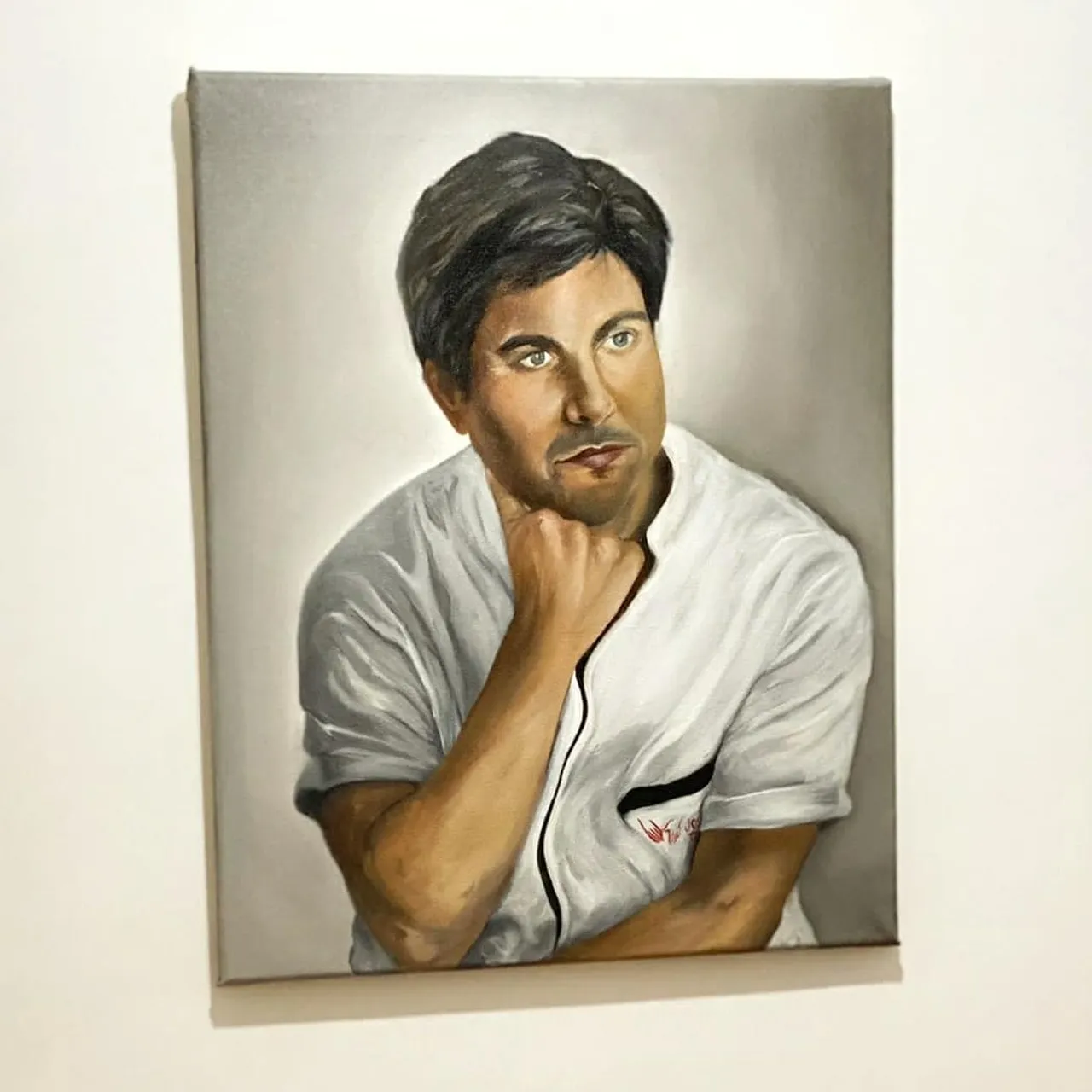 🖌 La obra, la artista y el modelo. 
🙏 He tenido el placer de retratar a este gran osteópata y mejor persona @josetorresosteopata 

Da gusto ver como José invierte en continuar formándose como especialista de la salud, y también como emprendedor. Está transformando su negocio para hacerlo crecer en todos los sentidos. Y en la parte estética ha confiado en mí para aportar mi granito de arena. 

Gracias José por tu elección y por tus manos, que efectivamente, ¡son de artista! 🖐🏻🖐🏻

#portait #portaitpainting #retrato #retratospersonalizados #retratos #oilpaintings #oilpaintingportait #professional #professionalportait #osteopatia #osteopathy #figurativepaintings #figurativeart #bodyandsoul #friends #friendship #clinicadefisioterapia #fisioterapia #bestfisio #retratopersonalizado #artacount #personalizedpaintings #customorder #custompainting #pinturasporencargo #retratospersonalizados #handpainted #paiporta