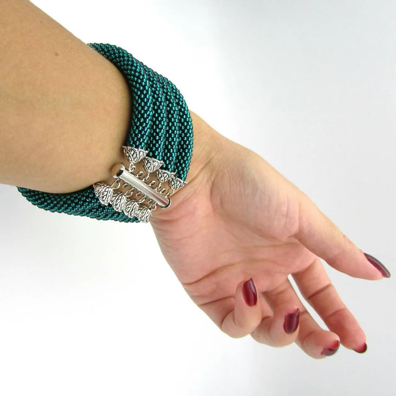 а это зеленый браслет) 💚
в наличии! 1300 руб
#jewellery #jewelry #handmade #beads #diy #craft #bead #украшения #браслет #украшенияизбисера #украшенияручнойработы #украшениямосква #украшенияназаказ #бисер #бисероплетение #бисерныйжгут #изумрудный #зеленый #emerlad #браслетизбисера #bracelet #изумрудныйбраслет #зеленыйбраслет #многорядныйбраслет #широкийбраслет #shalfeiinstock