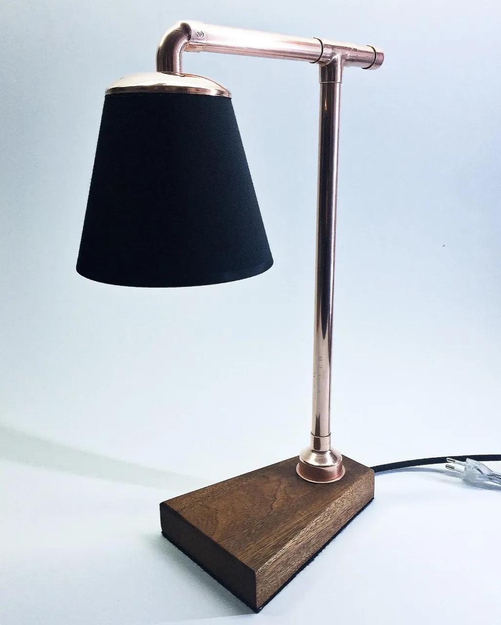 Konik mavi, kırmızı, beyaz, yeşil ve siyah masa lambalarında ahşap ve bakırın uyumu... Satın almak için bio'daki linklere göz atabilirsiniz.#aydinlatma #masalambasi #ahsap #ahsaptasarim #aydinlatmatasarimi #tasarim #dekorasyon #aydınlatma  #masalambası #ahşap #ahşaptasarım #aydınlatmatasarımı #tasarım #lightdesign #interiordesign #wooddesign #handmade #handmadelighting #tasarım #tasarımmobilya #tasarımfikirleri #evdekorasyonu #içdekorasyon #içdizayn #abajur #DiversiDesign