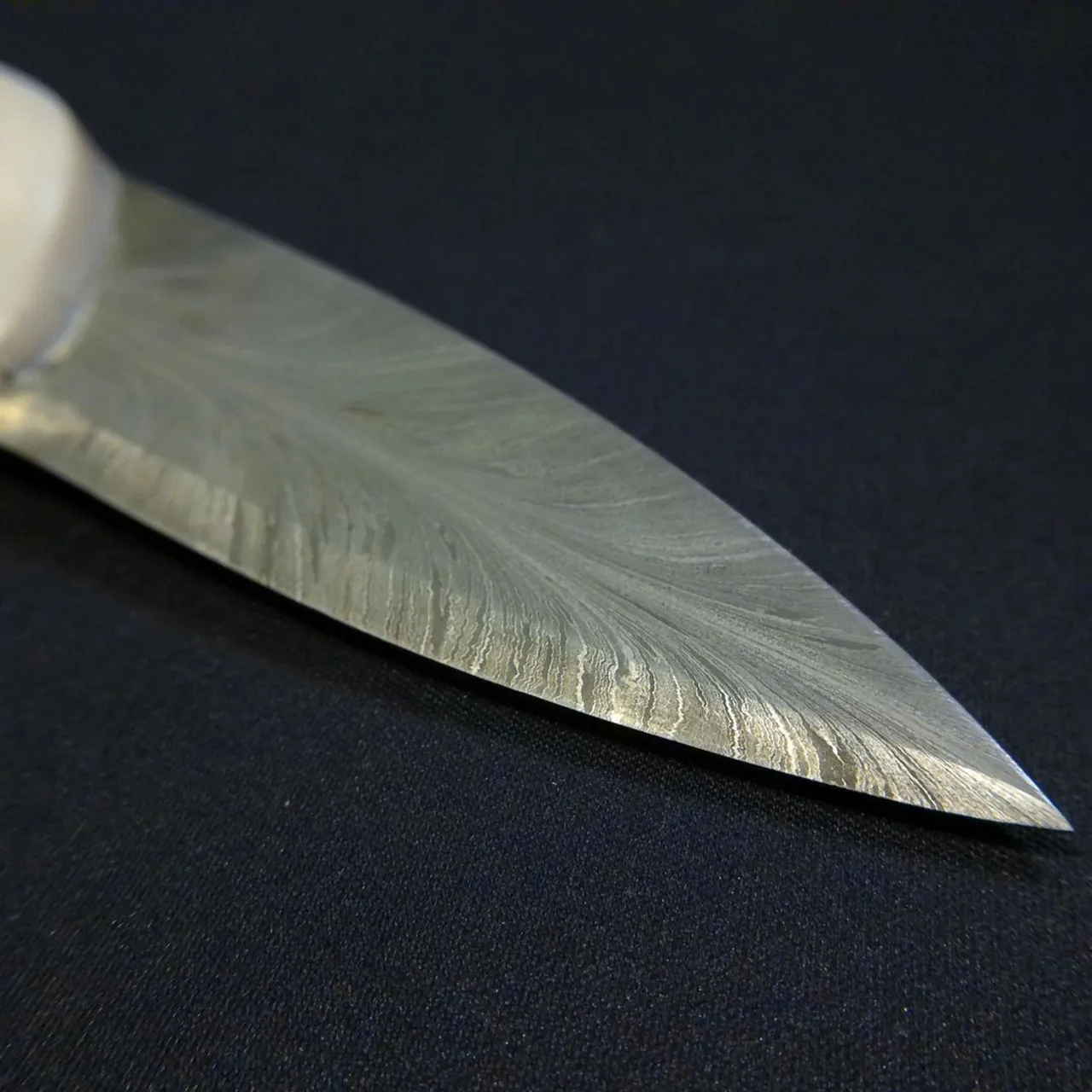 Et le Cout'ours est né !

Lame en damas motif plume, manche en marbre blanc 

Prix : sur devis (celui là est un cadeau mais pour un de ce genre c'est à partir de 650€)

#knife #couteau #brutdeforge #forge #art #artisanatfrancais #artisanatdart #artisanat #sculpture #sculptureart #ours #sculptureenmarbre #marbreblanc #whitebear