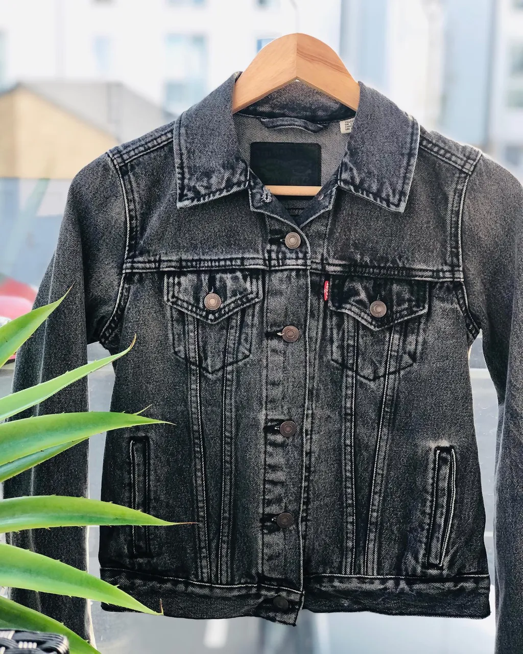 "C O U R A G E"
.
.
Custom piece, women's extra small Jean jacket  On SALE now: link in bio🐯
#custommade #handpainted #custommadejeanjacket 
#tiger #custompiece #art #levis #tigerart #courage