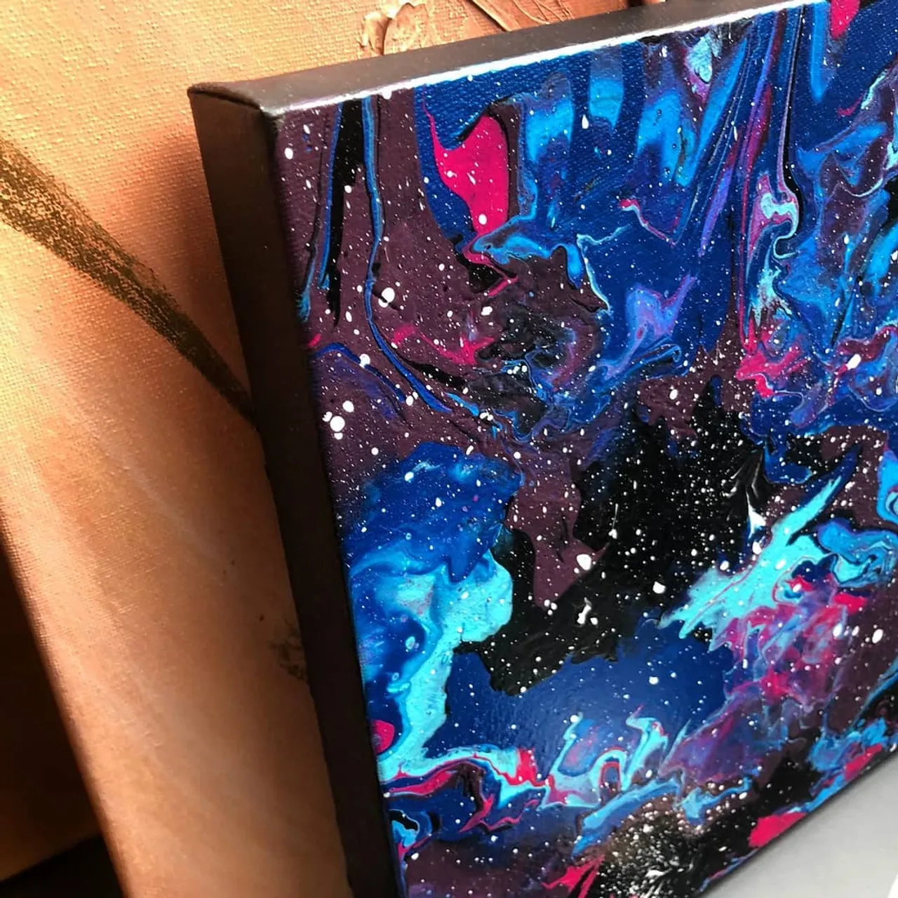 Good light is a thing 👩‍🎨 #galaxy #pouringpaint #acrylicpainting #artistoninstagram #inspiartion #paintingforsale #painting #obrazwylewany #obrazakrylowy #obrazynasprzedaż #kunst #KhanomiArt
