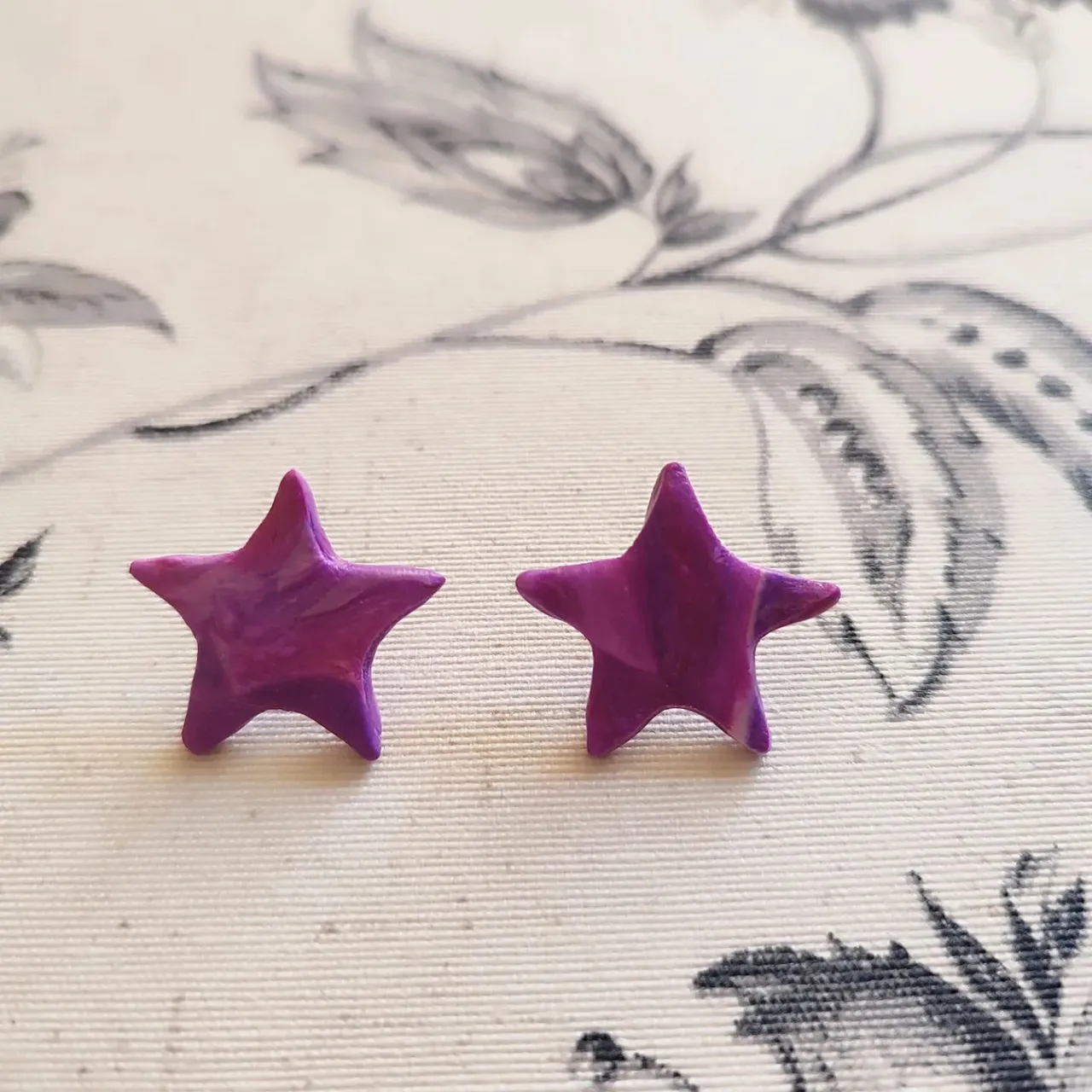 Stars by night 💜⭐

Choose your favourite colour!

#new #etsy #etsyshop #personalizables #pendientesartesanales #pendientes #arcillapolimerica #polimerclay #artesania #artesanal #handmadejewelry #handmade #handmadeearrings