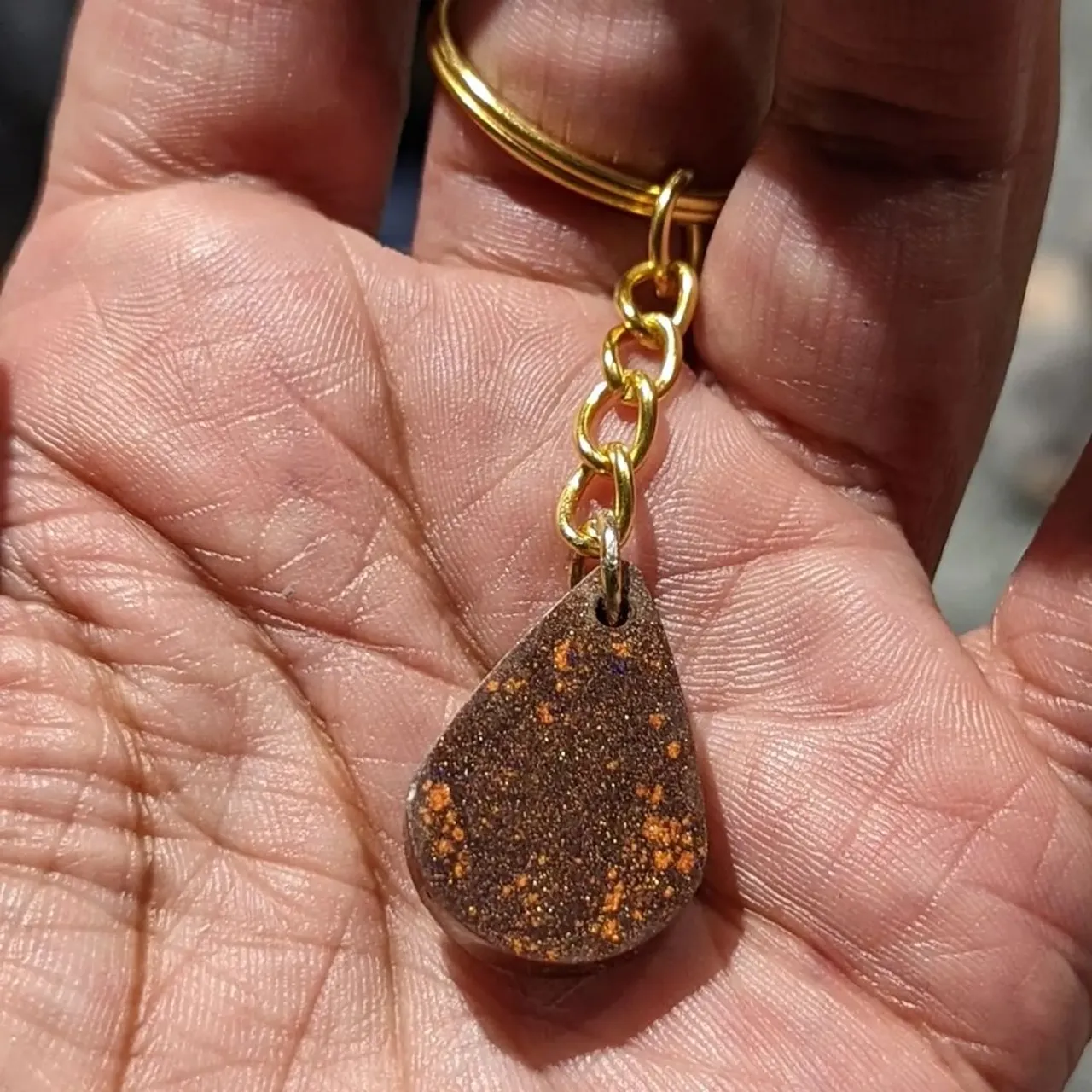*New* 

We are adding unique keyrings to our collection!

Check out this teardrop shaped 'chocolate orange' 🍫🍊 keyring. 

Available now in our shop (link in bio)

#handmadeuk #handmadekeyring
#handmade #gifts #etsyuk
#etsyseller