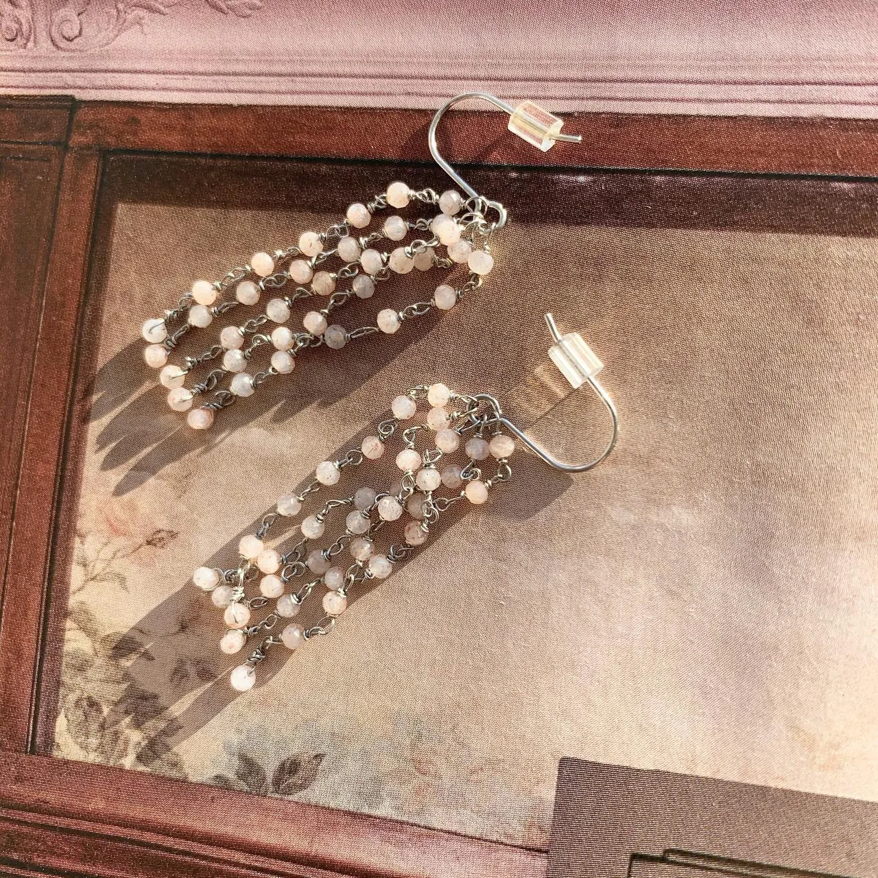 Sunstone
Heliolite
Silver white gold plated
Earrings
I
o
h
c
o
Ë
s
n
i
m
#heliolite #sunstone #earrings #bouclesdoreilles #rose #pink #babypink #saulepleureur #handemade #handmadejewelry #designer