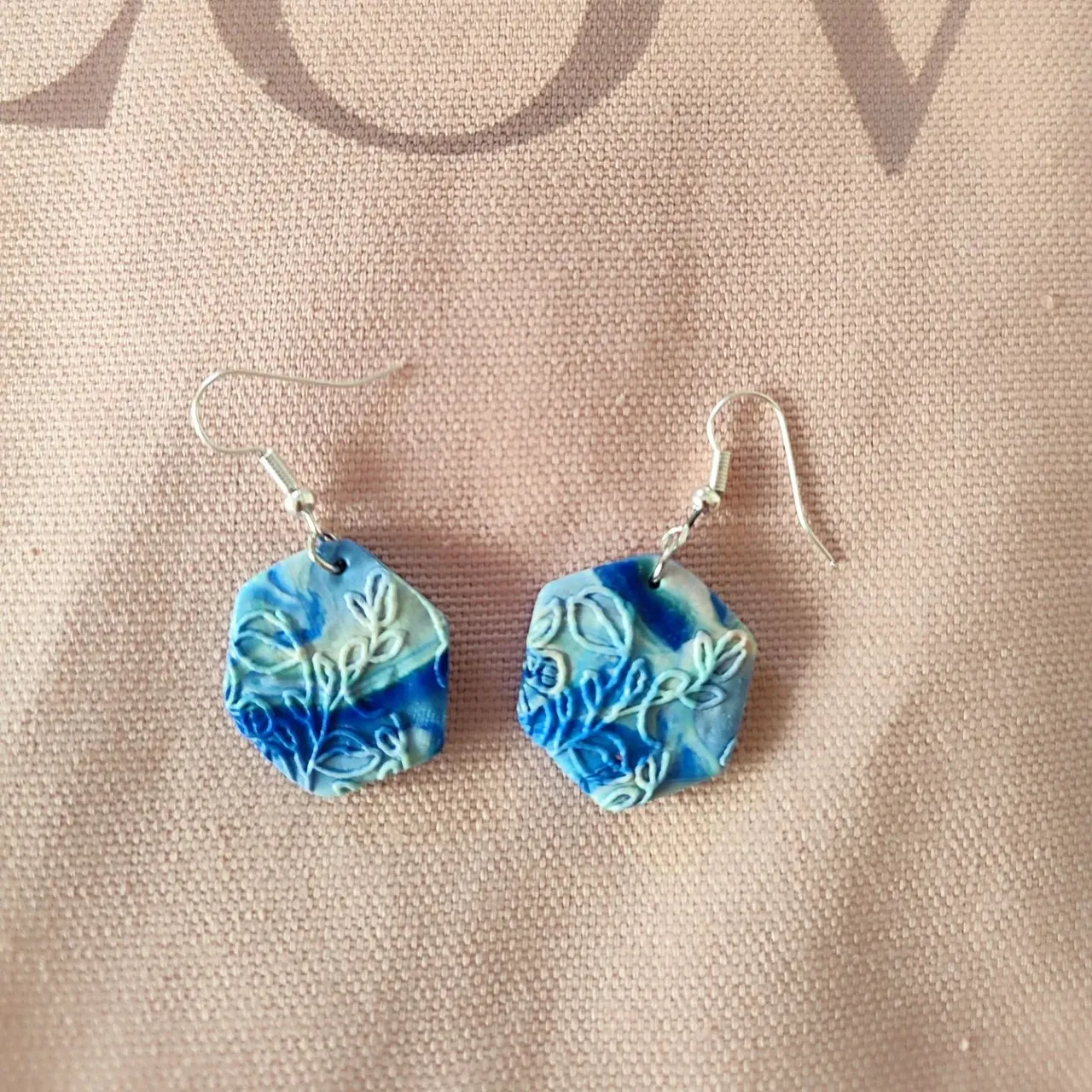 ¡Llegan novedades!💙💐
Welcome new products!💙💐
#arcillapolimerica #artesania #artesanal #personalizables #pendientesartesanales #polimerclay #pendientes #earrings #handmadejewelry #handmade #handmadeearrings #blue #new #azul #flowers #flores