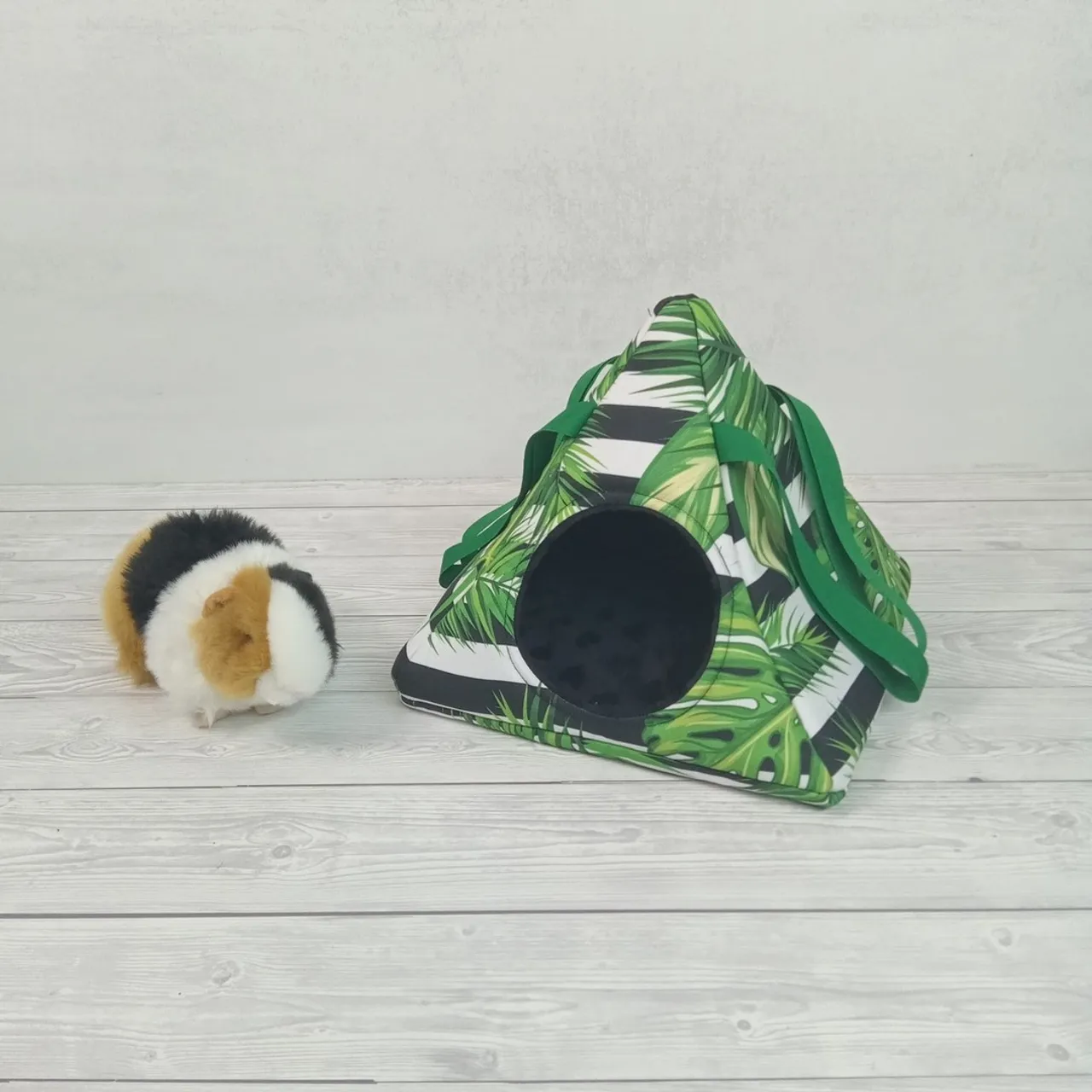 🔔Na specjalne zamówienie dla ślicznej fretki 🐾powstał taki oto domek🏠. Tak nam się spodobał, że wchodzi do stałej oferty. Wymiary dołu 30/30 cm, wysokość 32 cm, cena 50 zł.
🔔A special order for a lovely ferret🐾 created such a house🏠. We liked it so much that it enters the permanent offer. Dimensions of the bottom 30/30 cm, height 32 cm, price 50 zł.
#domekdlaszczura #domekdlaszynszyli #akcesoriadoklatki #ferrethouse #hammockforguineapigs
