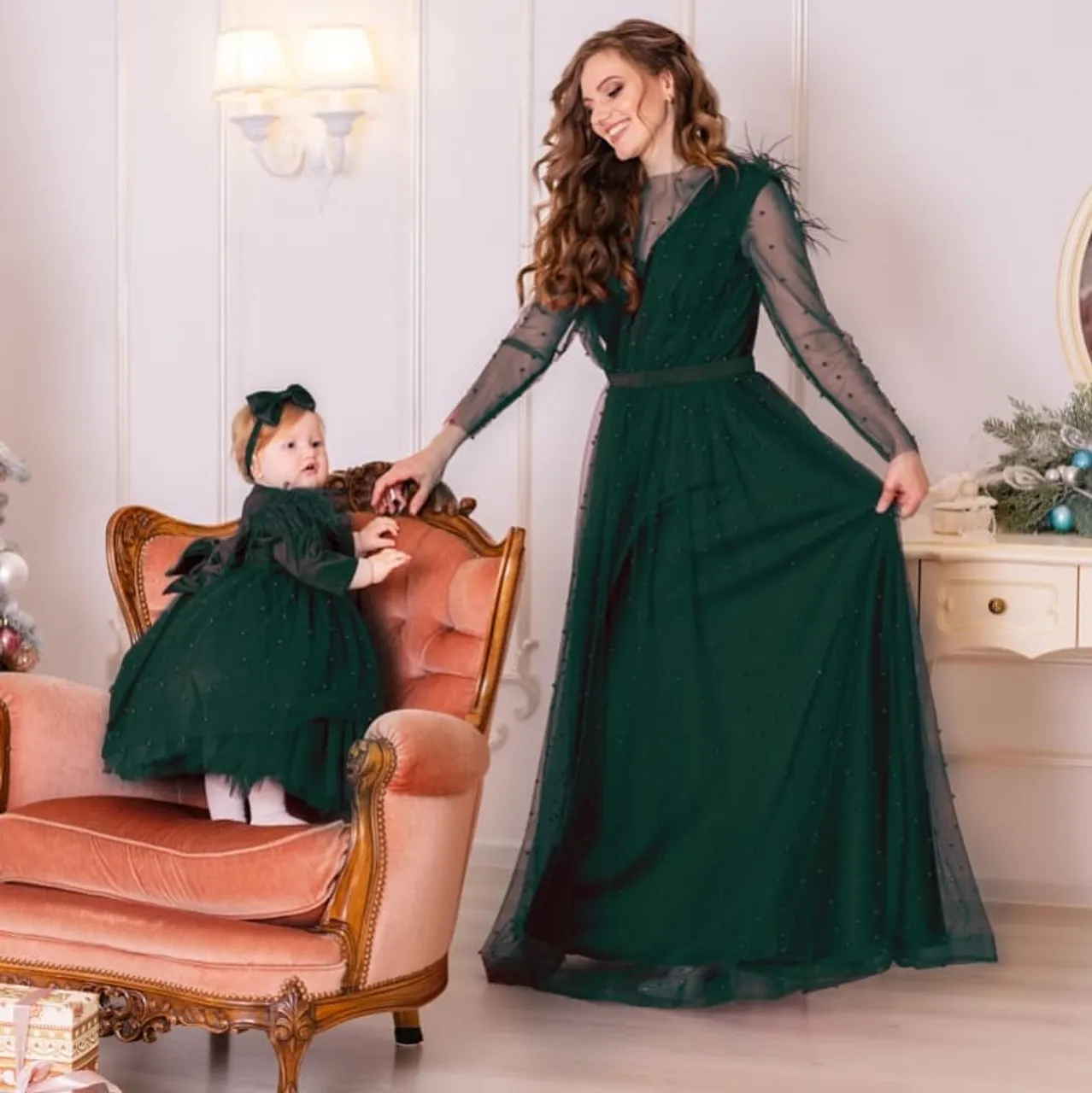 Šo kleitu modelis ir iespējams pasūtīt zilā, sarkanā, bordo, Tiffany, persiku, rozā, pūderrozā, dzeltenā, gaiši violetā, aveņu krāsās. Kleitas ir dekorētas ar pērlītēm un spalvām.
Komplekta cena 150 eur ⠀
Piedāvājam gan individuālās šūšanas pakalpojumus, gan iespēju izvēlēties savu sapņa kleitu no gataviem modeļiem ⠀
🌟 Plaša tilla, mežģīņu un audumu krāsu izvēle. Var arī kombinēt krāsas⠀
⭐ Kleitas garumu/dizainu var mainīt⠀
⭐Kleitas tiek šūtas pēc jūsu individuāliem mēriem vai jebkura standarta izmērā no 74cm līdz 147cm un XS - XXL izmēros⠀
⭐Lai pasūtītu rakstiet PM vai Viber/Whatsapp 28895815. Pielaikot un redzēt gatavas kleitas var Valdemāra 118 (iepriekš vienojoties par tikšanās laiku)
#ballišukleitas #mammameita #vienādaskleitas #платьямамадочкарига #платьямамадочкалатвия #нарядныеплатьярига #нарядныеплатьялатвия #mežģīņukleita #svinīgakleita #bērnukleita #kleitapasākumam #нарядноеплатьедлядевочки #детскоенарядноеплатье #ziemassvētkutērpi #jaungadaballe #ziemassvētkufotosesija