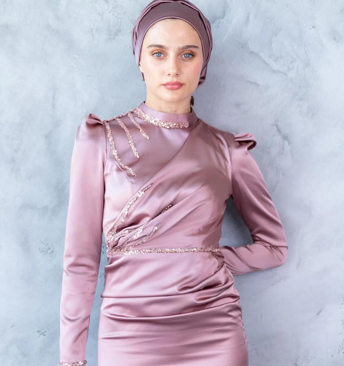 Asil Abiye💕
Asil tasarımımız ikili kullanımı ve harika şıklığıyla kalbinizi çalmak için tasarlandı ve biz dar kesim içelbisesi mi kuyruğuyla mı daha güzel seçemedik sizcee?
Detay güzellikleri ve renk seçenekleri kaydırmalıda💕
👉Koşulsuz İade veya Değişim
✈️Ücretsiz & Hızlı Kargo
☎️👉Whatsapp:+90 532 272 57 09
#tesetturabiye #tesettürabiyeelbise #tasarımabiye #weddingdress #muslimwear#tesettürelbiseler #muslimweddingdress #hijabwear #sözelbisesi #nişanelbisesi #davetelbise #eveningdress #eventdress #muslimwear #balıkelbise#modestclothing #modestdresses #eventdress #kuyrukluabiye#muslimdress#davetelbisesi#kesfetteyiz