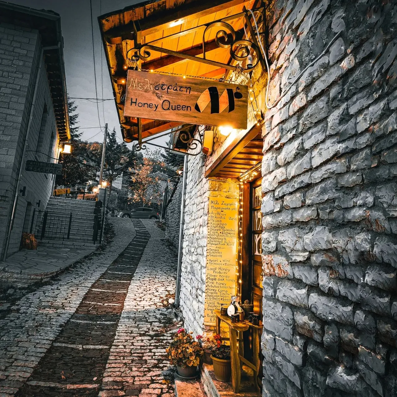 Αν και ο χειμώνας έχει κάνει πλέον αισθητή την παρουσία του παρόλα αυτά θέλεις να πάρεις λίγες ανάσες από την καθημερινότητα σου,
τότε το Μονοδένδρι είναι ένας ελκυστικός προορισμός.
Το Μονοδένδρι βρίσκεται στο βόρειο σημείο του κεντρικού Ζαγορίου σε υψόμετρο 1000 μέτρων κοντά στον παραπόταμο του Αώου Βοϊδομάτη και απέχει περίπου 40 χλμ από τα Ιωάννινα.
Εδώ τα γραφικά σοκάκια σε συνδυασμό με την πυκνή βλάστηση πάνε πακέτο.
Το μόνο που έχεις να κάνεις είναι να ακολουθήσεις το λιθόστρωτο καλντερίμι μέχρι την κεντρική πλατεία του χωριού όπου θα απολαύσεις παραδοσιακές ζαγορίτικες πίτες και φυσικά τον παραδοσιακό ελληνικό καφέ .
Σίγουρα πρέπει να βρεις χρόνο να πας προς το φαράγγι του Βίκου όπου κυριολεκτικά κόβει την ανάσα!
Φεύγοντας μην παραλείψεις να επισκεφθείς τον Βασίλη και την Κική.
Είναι μια τοπική επιχείρηση όπου το λαχταριστό μέλι έχει τον πρώτο λόγο.
Εδώ θα δοκιμάσεις διάφορες ποικιλίες μελιού καθώς και προϊόντα που σχετίζονται με αυτό όπως ο βασιλικός πολτός,κεραλοιφές και διάφορα χειροποίητα προϊόντα, σαπούνια κ.α.
.
.
.
.
.
.
.
.
.
.
.
.
.
.
.
#greece
#zagoroxoria
#epirus
#zagori
#travel
#ioannina
#nature
#papigo
#epirusgreece
#shots
#zagorohoria
#ig
#visitgreece
#mountains
#zagorochoria
#visitepirus
#mikropapigo
#zagoria
#vikos
#travelphotography
#vikosgorge
#voidomatis
#naturephotography
#naturelovers
#mountain
#village
#papigko
#greecestagram
