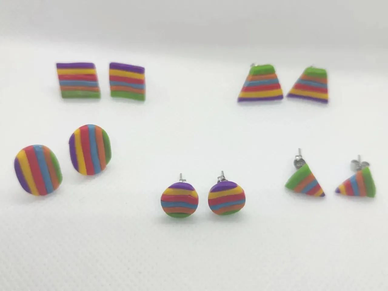 ¡A celebrar con orgullo!🌈
......................
Celebrate with pride! 🌈
#pride #orgullo #lgtbi #handmadejewelry #handmade #handmadeearrings #personalizables #pendientes #pendientesartesanales #polimerclay #earrings #multicolor #multicolour #arcillapolimerica #artesania #artesanal