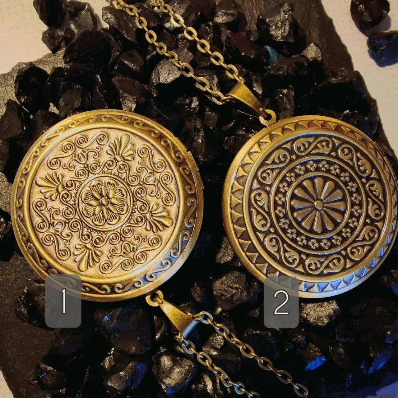 Bronze Lockets restock, finally! 
Hope you enjoy fist spring days, picnics and  the start of the strawberry season 🍓🍰
https://etsy.me/3JzGfdf

#bronzelocket #artisanperfume #handmadeperfume #solidperfume #etsy #smallbusiness