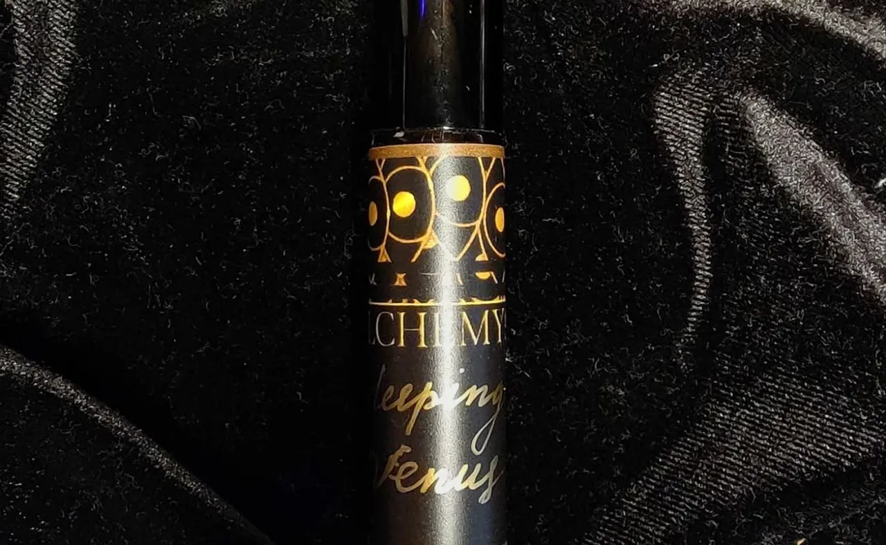 Sleeping Venus
https://www.etsy.com/listing/1233140860/spray-perfume-oil-sleeping-venus

#etsy #artisanperfume #handmadeperfume #alchemyst #venus #perfumeoil