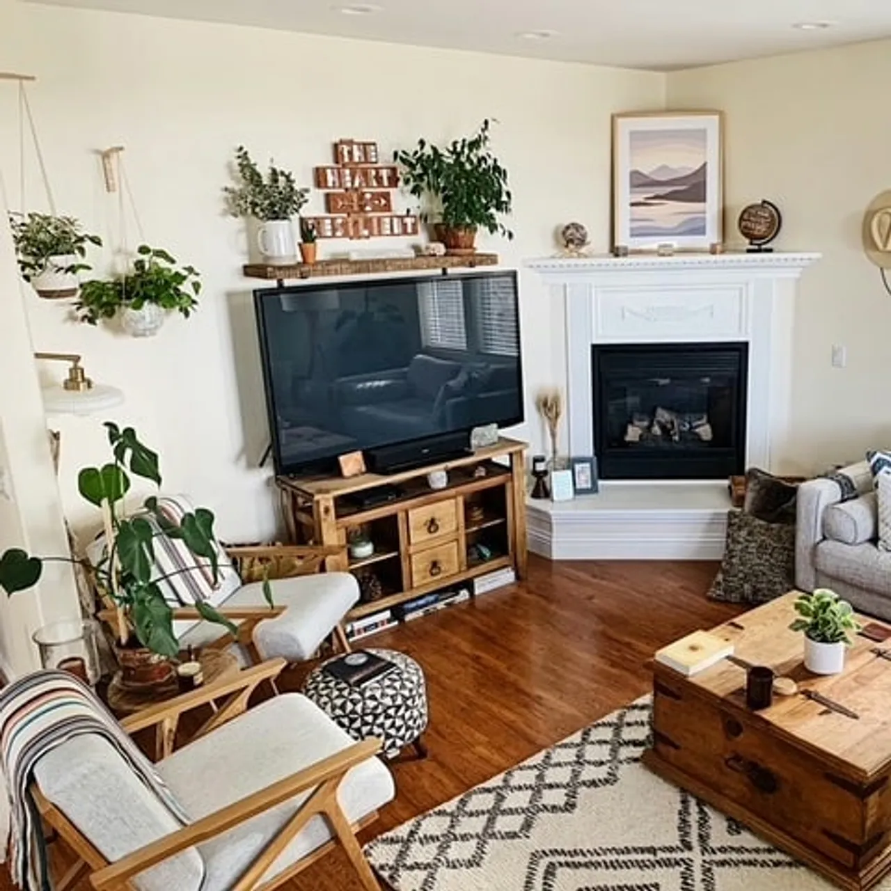 Happy Sunday everyone! Our studio is having some changes during this days. We are happy to share that we are looking for bigger studio full of light, energy and place for having our workshop. This is so exciting☺
What else makes us excited? to see our products decorates homes all around the world! Look how pretty our PLANT HANGERS looks in @jeremysizemore1 beautiful bohemian house🌿🍀🌱
.
.
.
.
.
.
.
.
#bohemianhomedecor #ethnicadesigns #interiordesigner #interiorliving
#homeandliving #boholuxe #bohemianstyle #interior_delux #homeandgarden #interiorwarrior #urbanjungle #plantsarefriends #apartmentdecor #instaplant #plants #bohostyle #homedecor #homedesign
#homedesign #myinterior #nordichome