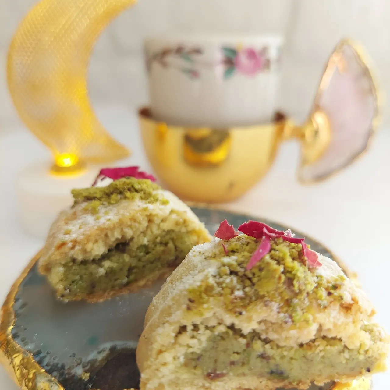 20 Pcs Maamoul Pistachio | Handmade Sweet Stuffed Cookies with Semolina and Pistachio, Gift Cookies, Christmas Cookies, Ramadan Aid Cookies

#etsy #etsyshop #etsyseller #etsysellersofinstagram #homemade #turkishfood #algerianfood #tunisianfood #maroccansnack #maamoul #stuffedcookies #cookies #christmascookies