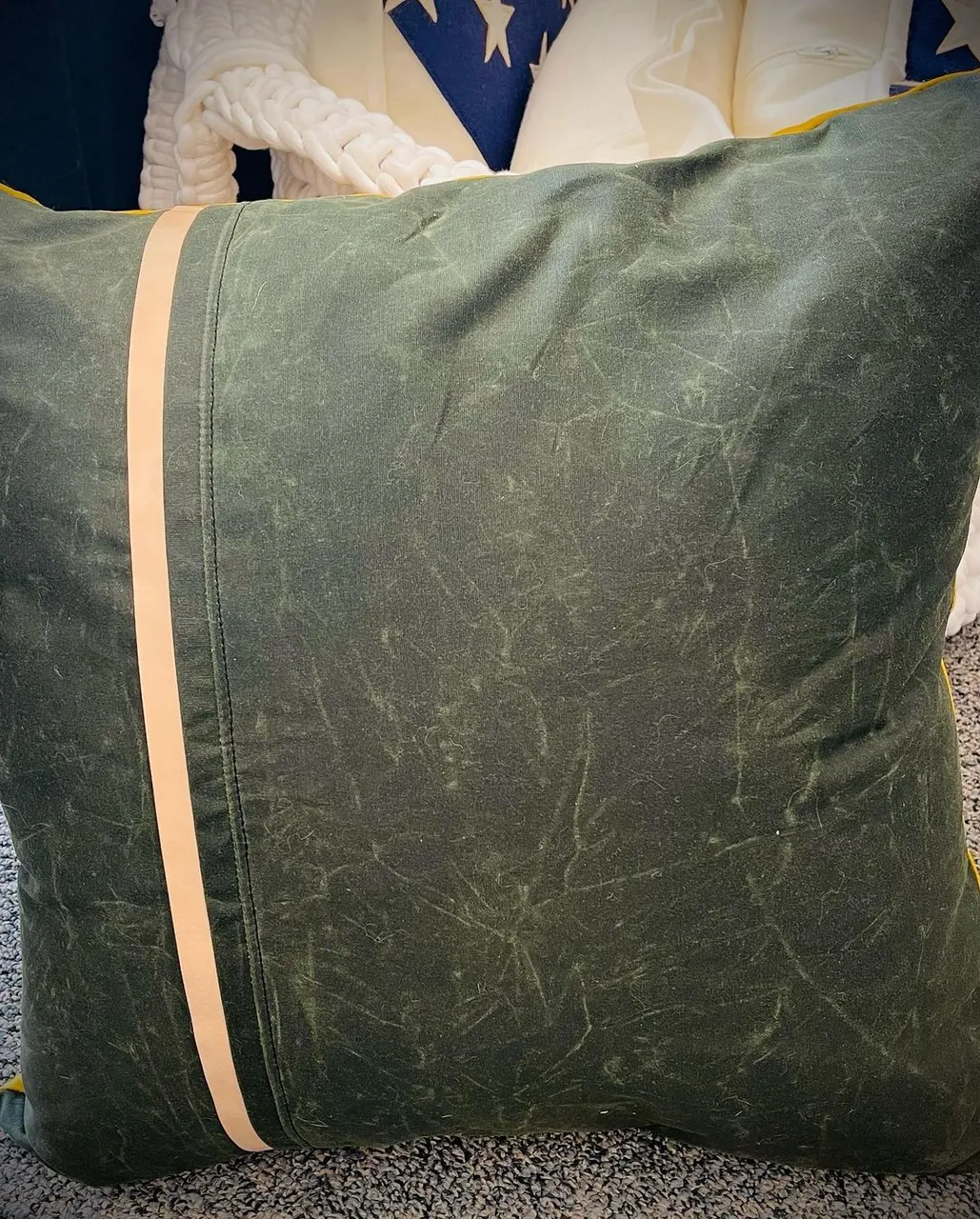 New indoor outdoor pillows only from @suedeklothusa these beautiful artisan pillows are made of 100% American waxed cotton to withstand the elements. This is the same fabric our military uses for coats, bags, etc. adorned with leather detailing these reversible pillows are sure to dress up any outdoor space - or indoor!choose your front and back color or use the same color on each side! Get yours today from the link in the bio.
#pillow #pillows #outdoors #swing #porch #porchdecor #porchlife #porchswing #porchsitting #americanmade #usa #waxedcanvas