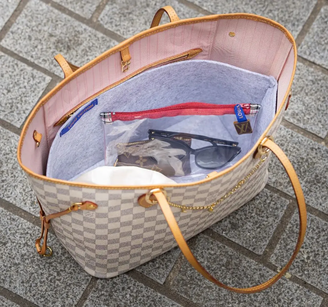 No filter needed when you have a fabulous photographer
@rossmurrayphotography
...
I thought I should introduce you to my own personal most used accessory recently.
The travel wallet/catchall/waterproof pouch.
It has been keeping all my essentials in one place, handgel most important...I wouldn't want that one leaking in my bag 😬.
EVEN THOUGH I USE MY INSERT AS WELL
You can used it every day or for traveling. As long as your essentials stay protected, its purpose is fulfilled 😇
Link in comments with a choice of colours for the zipper.
Moria ❤
#luxurybagheaven #lvslg #lvtravel #hermesscarf #lvneverfullmm #neverfullmm #neverfullgm #neverfull #lvazur #azur #travel #luxurybags #lvsunglasses #bagorganizer
